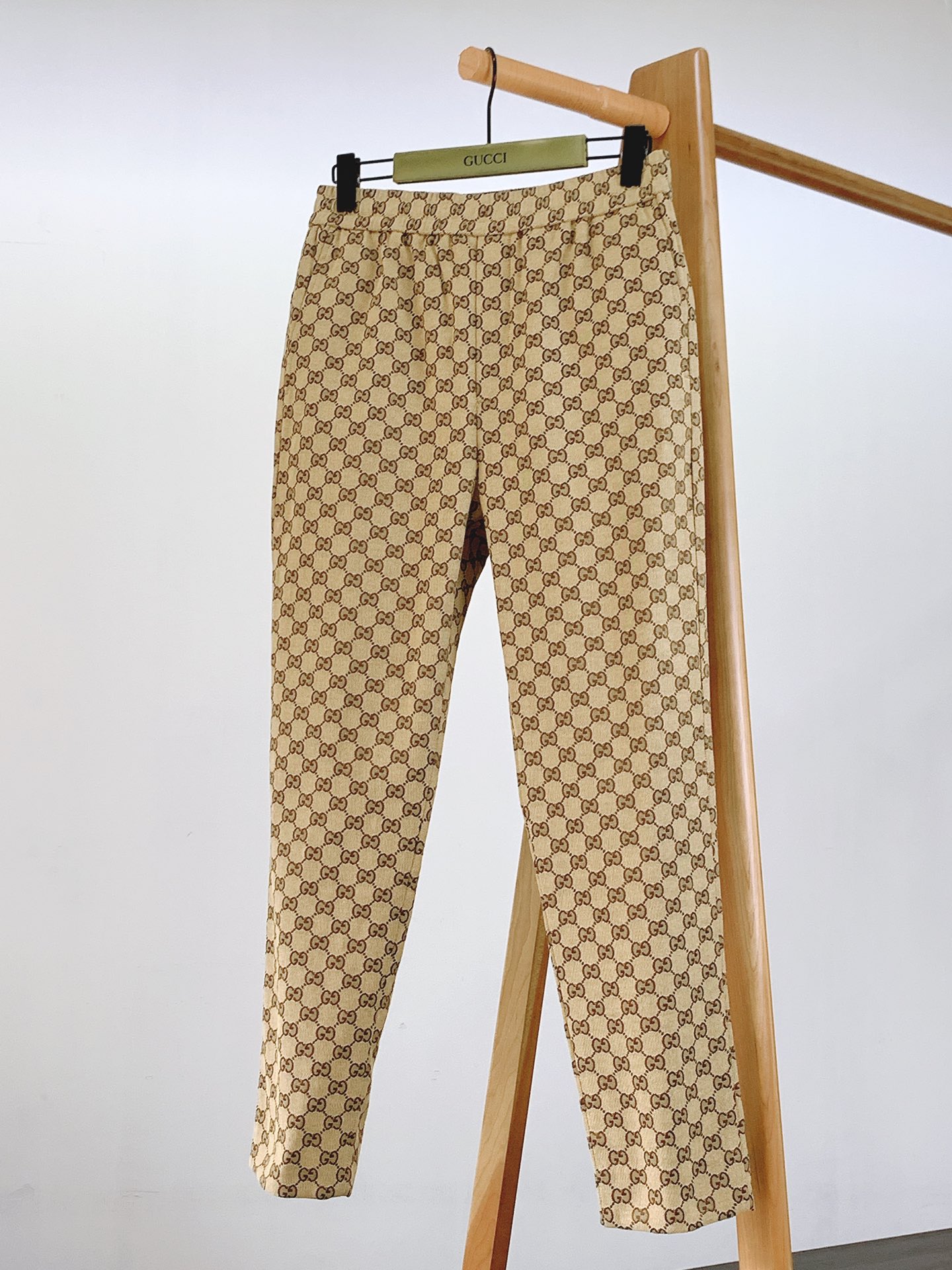 NO:439030,Gucci GG jacquard canvas trousers This cotton canvas trousers incorporate GG pattern elements, paired with drawstring elastic waist, front pocket, and button-down pocket on the back, is a series of exquisite and low-key patterns that incorporate a series of items. Classic elements are inseparable from the brand's aesthetic concept, blending contemporary perspectives to create a new and timeless charm. The same style of men and women, three colors are available. 46-size trousers 98.5 Waist 76 Hips 100 48-size trousers 100 Waist 80 Hips 104 50-size trousers 101.5 Waist 84 Hips 108 52-size trousers 103 Waist 88 Hips 112 …………………………………………………………………………………………………………………………………………………………………………………………………………………………………………………………………………………………………………………………………………………………………………………………………………………………………………………………………………………………………………………………………………………………………………………………………………………………………………………………………………………………………………………………………………………………………………………………………………………  wang19860909Gucci 古驰 GG提花帆布长裤 这款棉质帆布长裤融入GG图案元素,搭配抽绳松紧腰头,正面口袋,背面纽扣翻盖口袋,是《古驰爱的进行曲》系列在一系列单品中融入精致低调的图案.经典元素与品牌的美学理念密不可分,融合当代视角,打造风格更迭又隽永经典的魅力.男女同款,三色可选 46码裤长98.5 腰围76 臀围100 48码裤长100 腰围80 臀围104 50码裤长101.5 腰围84 臀围108 52码裤长103 腰围88 臀围112 …………………………………………………… Size46-52,,gucci,gucci,alexander wang,Men's clothing