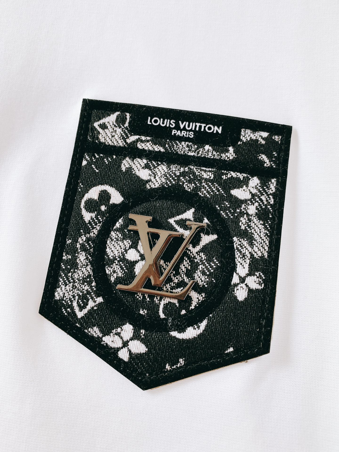 
LouisVuitton 路易威登 2025SS春夏新品 
休闲圆领T恤，时髦微落肩，慵懒感正好的直身