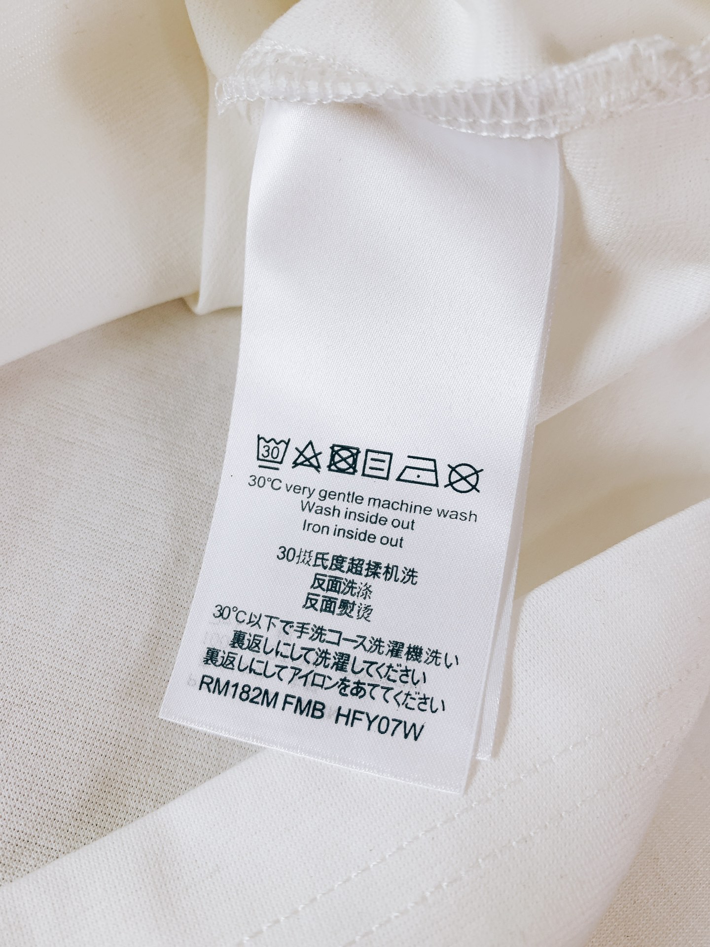 
LouisVuitton 路易威登 2025SS春夏新品 
休闲圆领T恤，时髦微落肩，慵懒感正好的直身