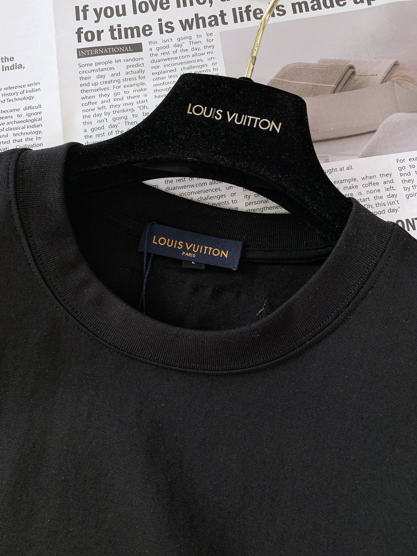 
LouisVuitton 路易威登 2025SS春夏新品 
休闲圆领T恤，时髦微落肩，慵懒感正好的直身