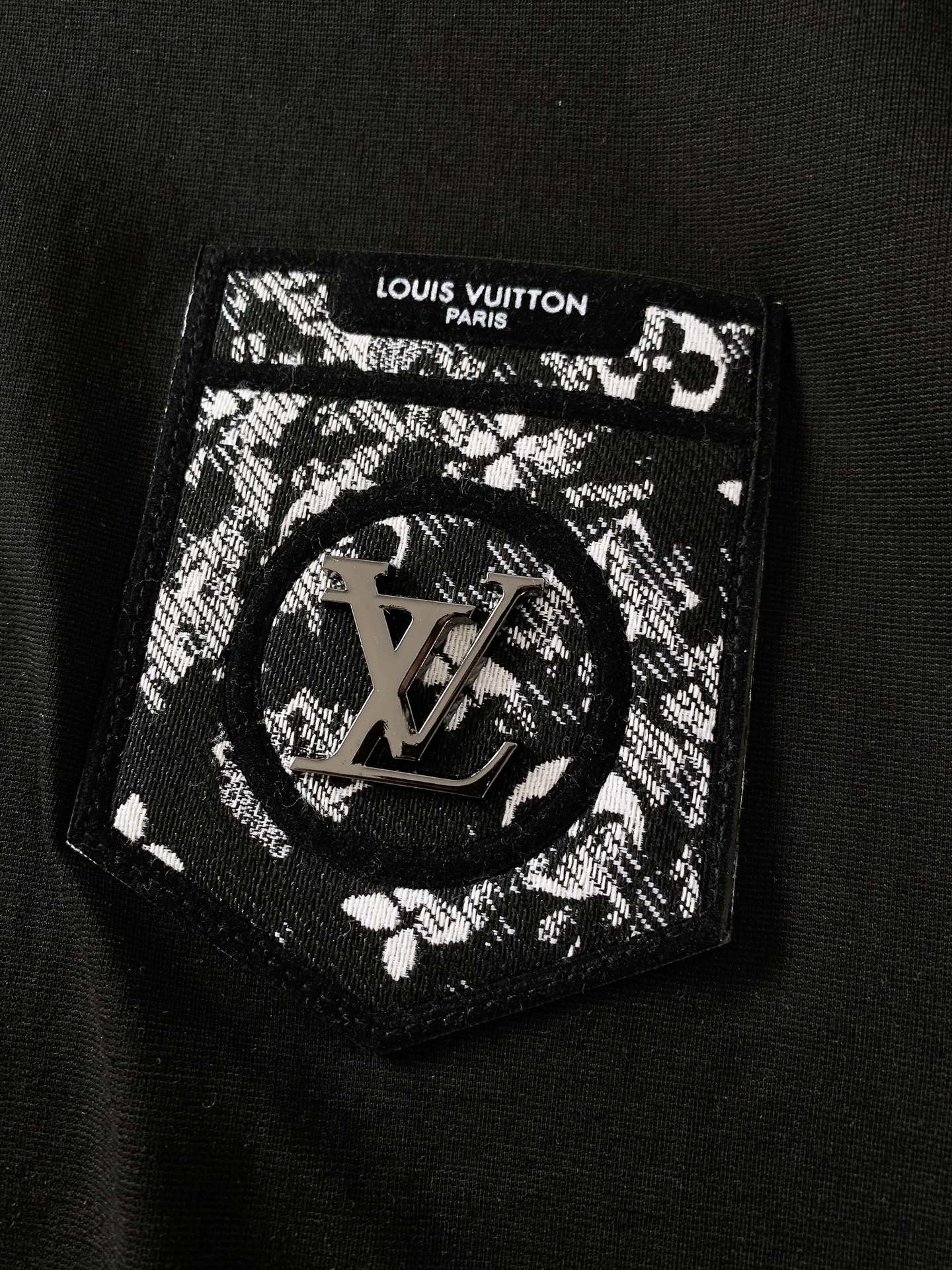 
LouisVuitton 路易威登 2025SS春夏新品 
休闲圆领T恤，时髦微落肩，慵懒感正好的直身