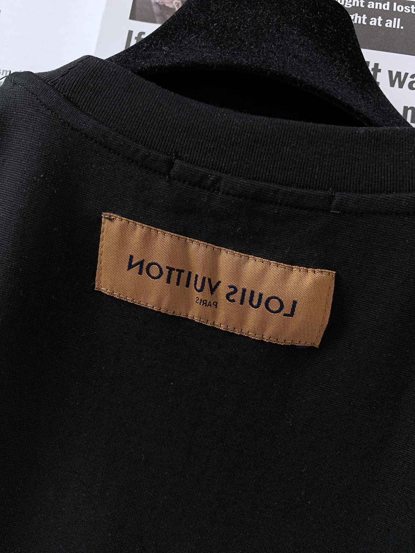 
LouisVuitton 路易威登 2025SS春夏新品 
休闲圆领T恤，时髦微落肩，慵懒感正好的直身