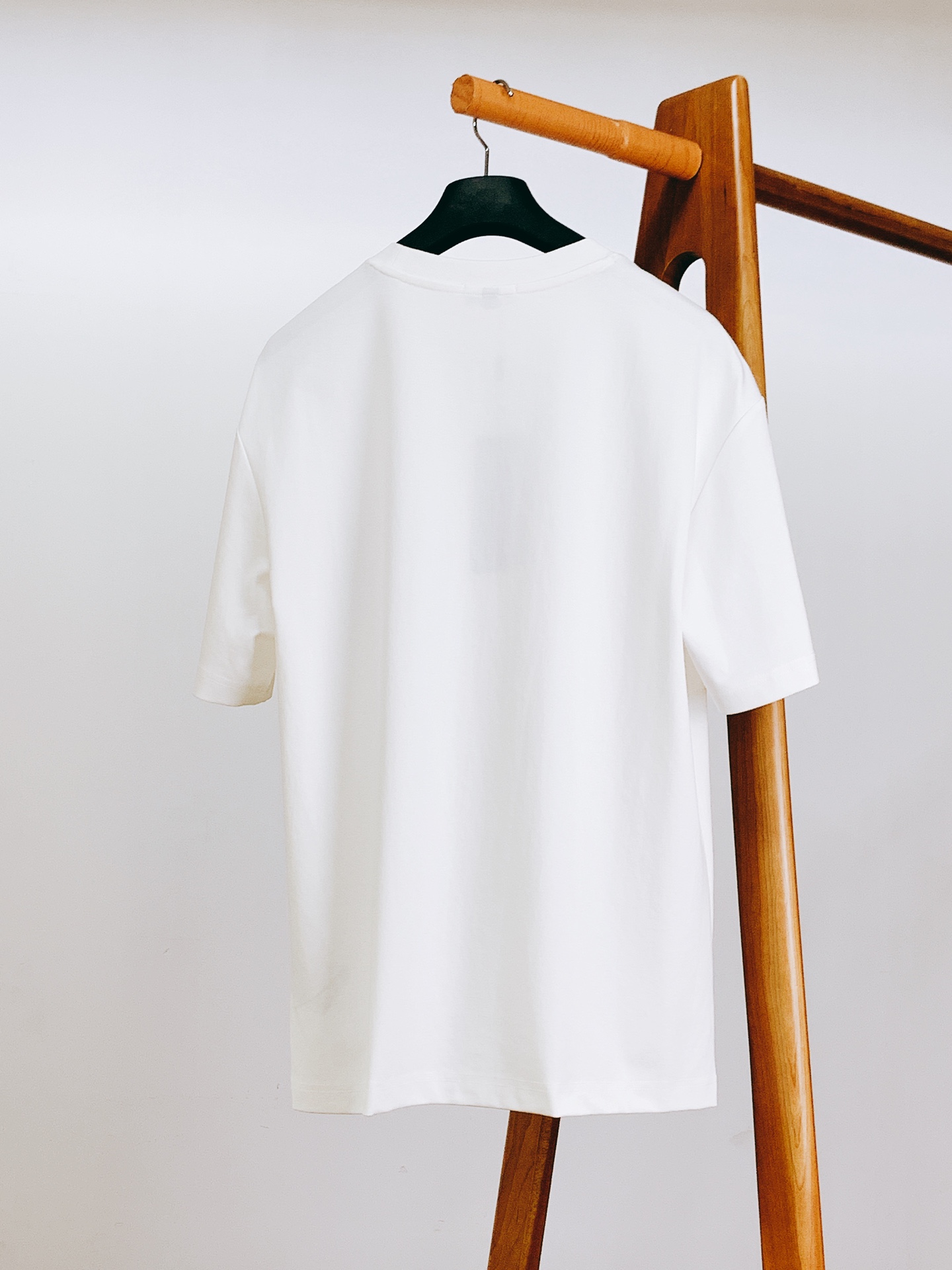 
Dior Homme 迪奥·桀傲 2025SS春夏新品 
休闲圆领T恤，时髦微落肩，慵懒感正好的直身廓