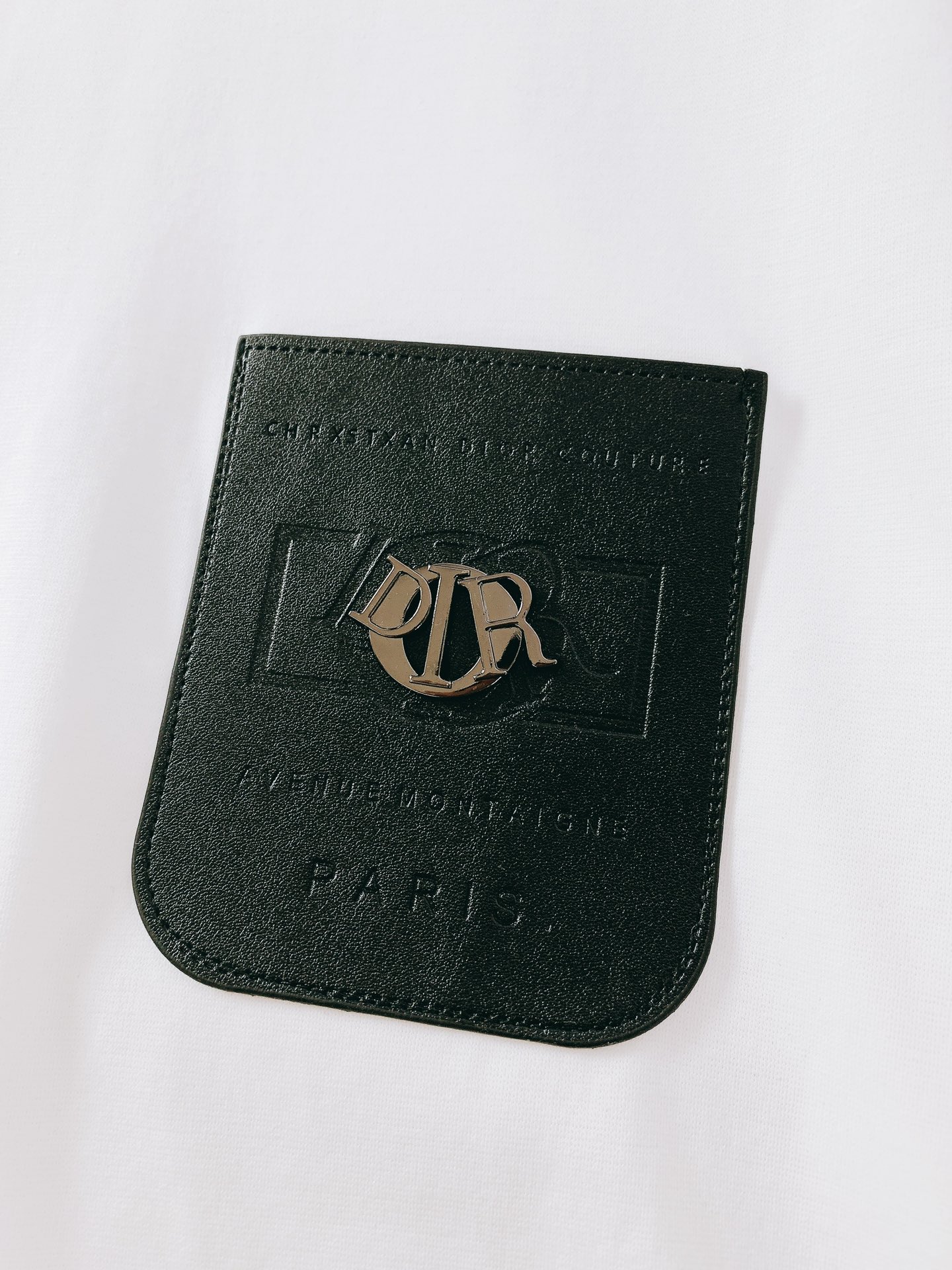 
Dior Homme 迪奥·桀傲 2025SS春夏新品 
休闲圆领T恤，时髦微落肩，慵懒感正好的直身廓