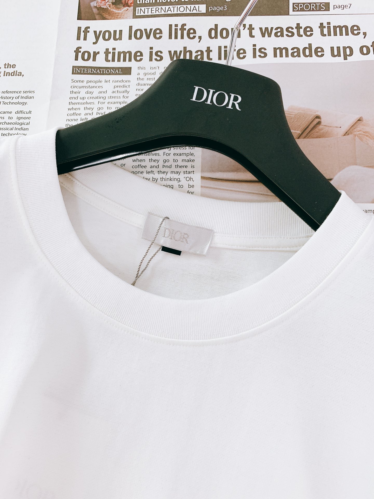 
Dior Homme 迪奥·桀傲 2025SS春夏新品 
休闲圆领T恤，时髦微落肩，慵懒感正好的直身廓