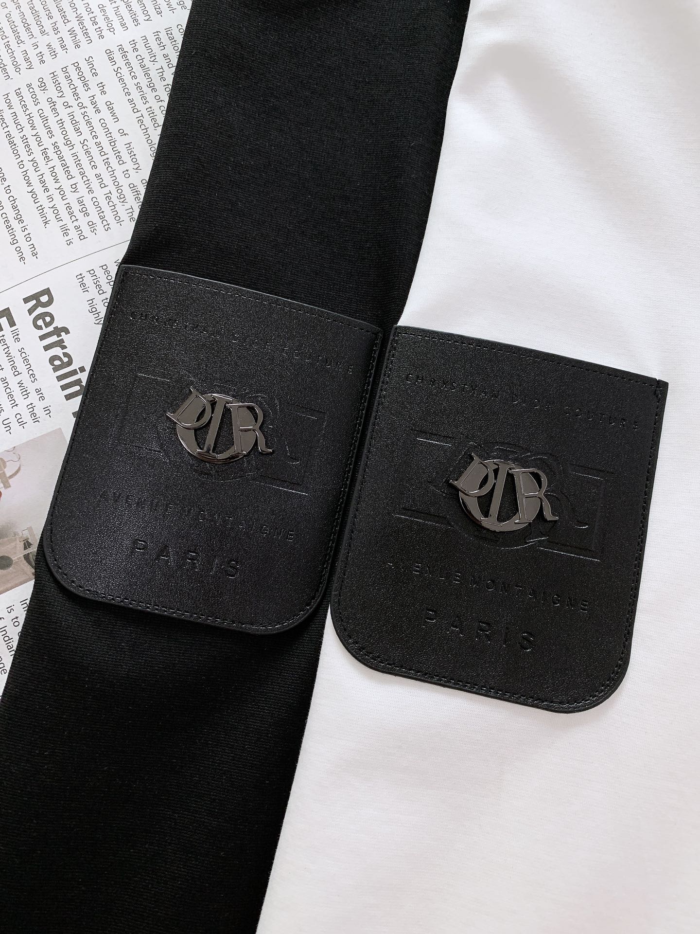 
Dior Homme 迪奥·桀傲 2025SS春夏新品 
休闲圆领T恤，时髦微落肩，慵懒感正好的直身廓