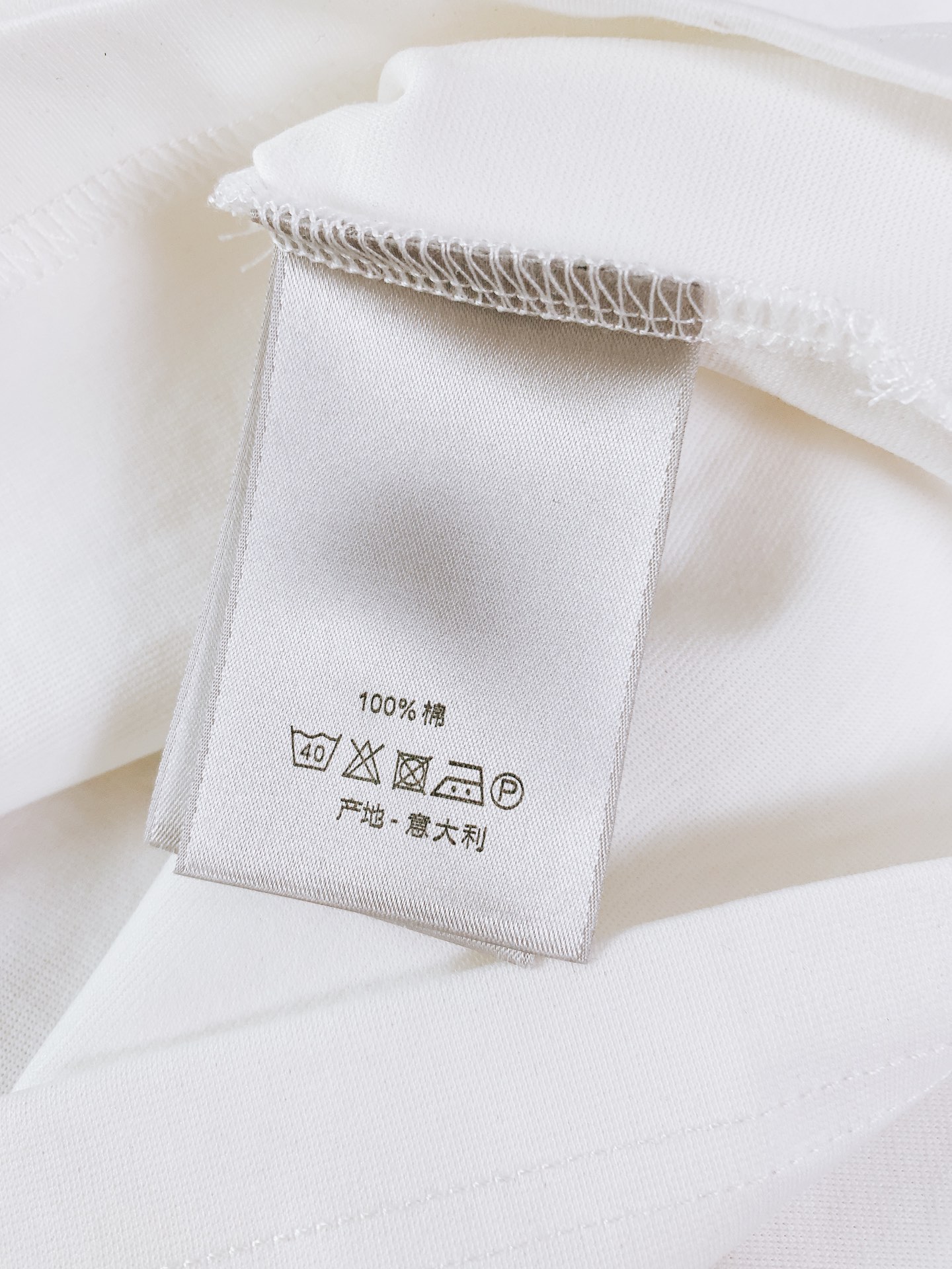 
Dior Homme 迪奥·桀傲 2025SS春夏新品 
休闲圆领T恤，时髦微落肩，慵懒感正好的直身廓