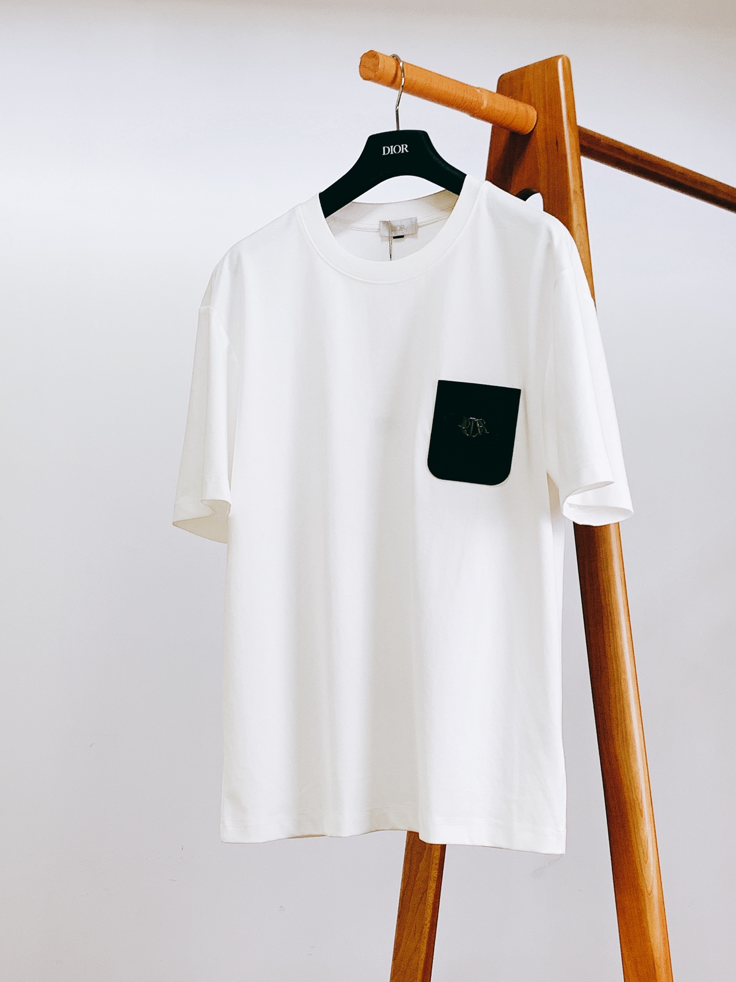 
Dior Homme 迪奥·桀傲 2025SS春夏新品 
休闲圆领T恤，时髦微落肩，慵懒感正好的直身廓