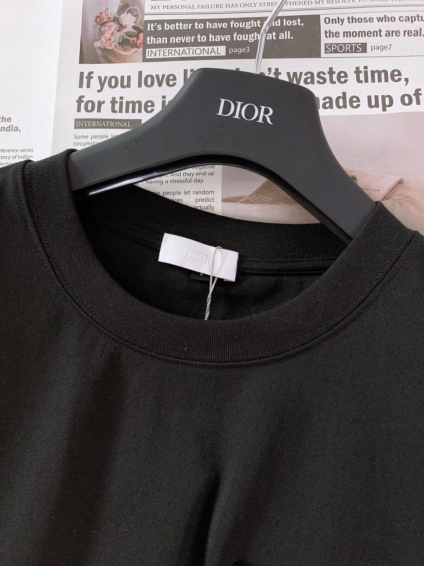 Dior Homme 迪奥·桀傲 2025SS春夏新品
休闲圆领T恤,时髦微落肩,慵懒感正好的直身廓