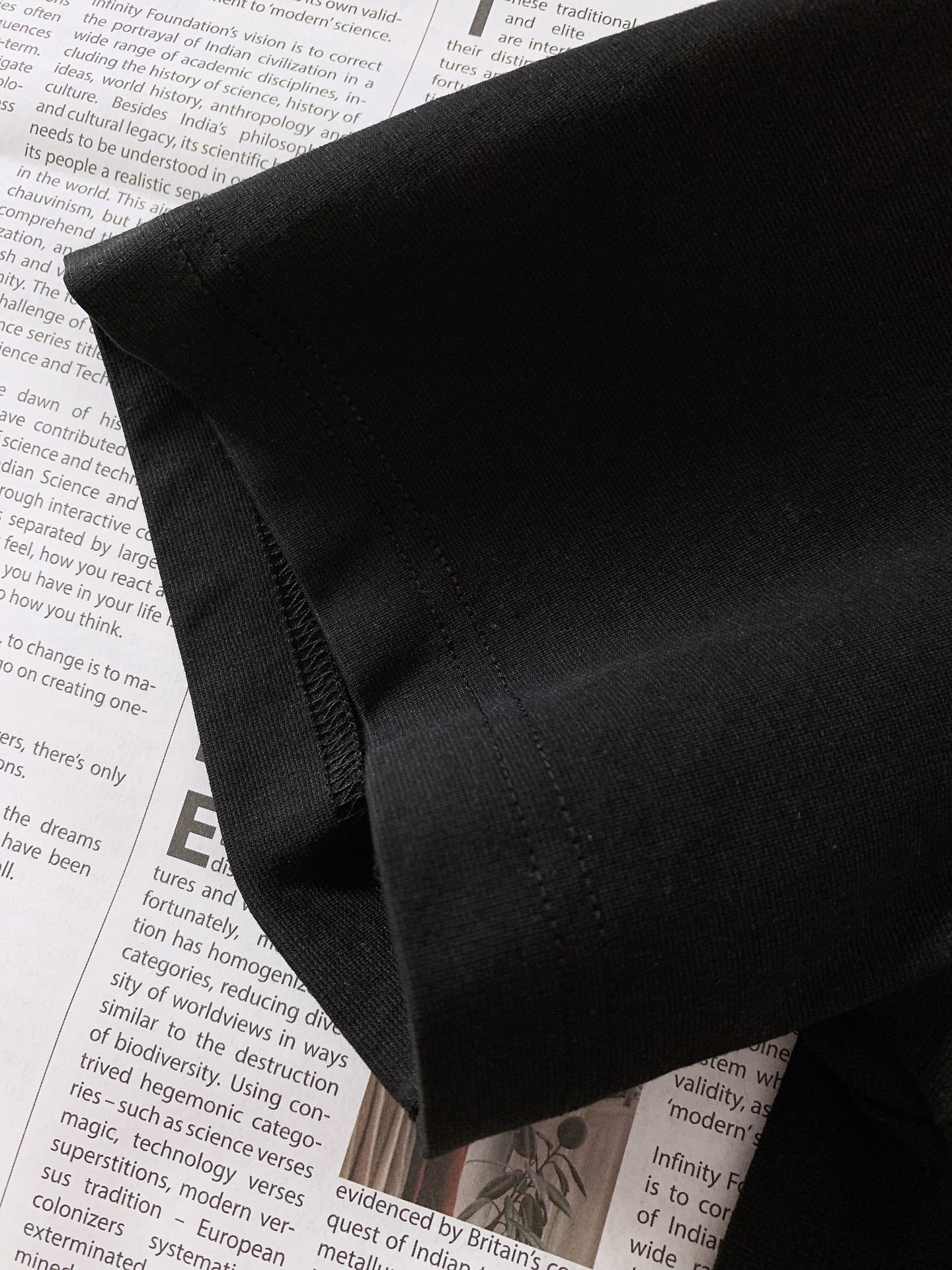 Dior Homme 迪奥·桀傲 2025SS春夏新品
休闲圆领T恤,时髦微落肩,慵懒感正好的直身廓