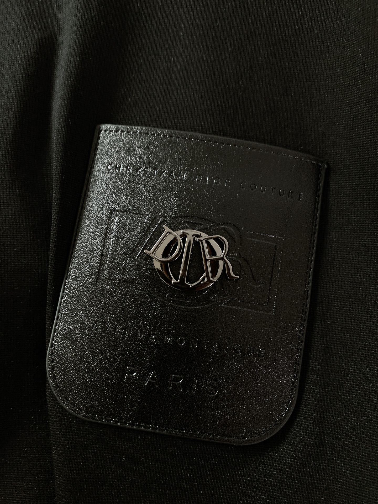 Dior Homme 迪奥·桀傲 2025SS春夏新品
休闲圆领T恤,时髦微落肩,慵懒感正好的直身廓