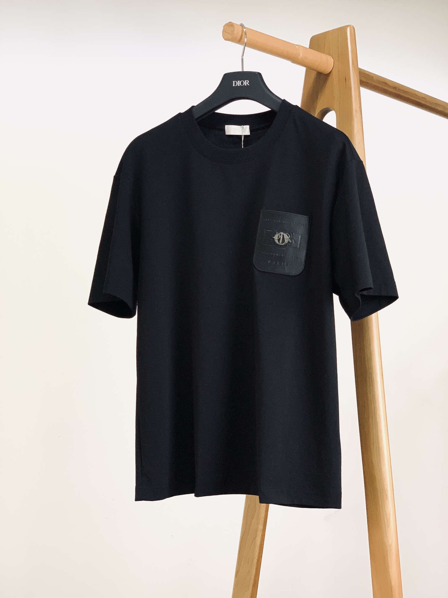 Dior Homme 迪奥·桀傲 2025SS春夏新品
休闲圆领T恤,时髦微落肩,慵懒感正好的直身廓