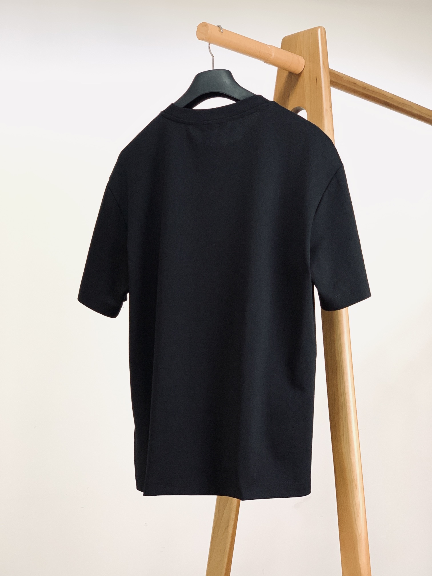 Dior Homme 迪奥·桀傲 2025SS春夏新品
休闲圆领T恤,时髦微落肩,慵懒感正好的直身廓