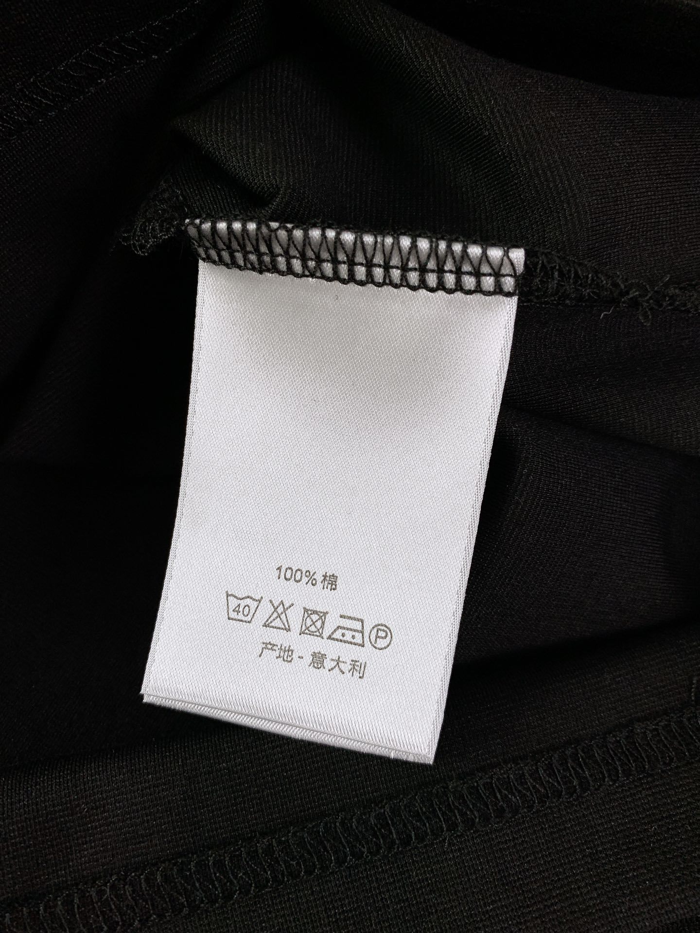 Dior Homme 迪奥·桀傲 2025SS春夏新品
休闲圆领T恤,时髦微落肩,慵懒感正好的直身廓