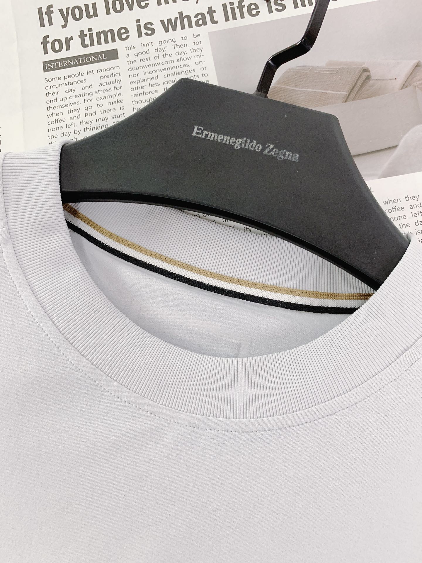
Ermenegildo Zegna杰尼亚 2025SS春夏新品 
ZZ时装线，肩部撞色织带衣袖短T。
