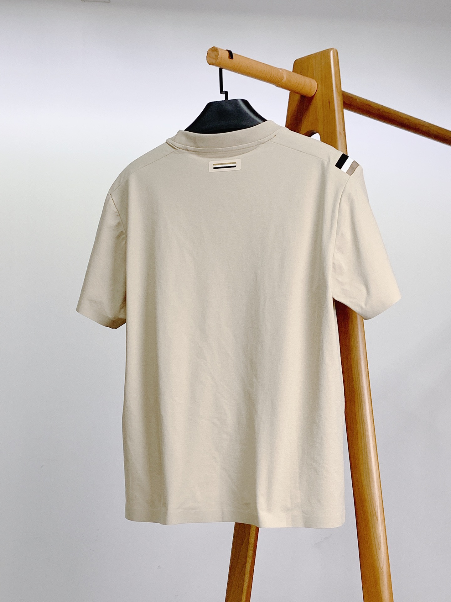 
Ermenegildo Zegna杰尼亚 2025SS春夏新品 
ZZ时装线，肩部撞色织带衣袖短T。
