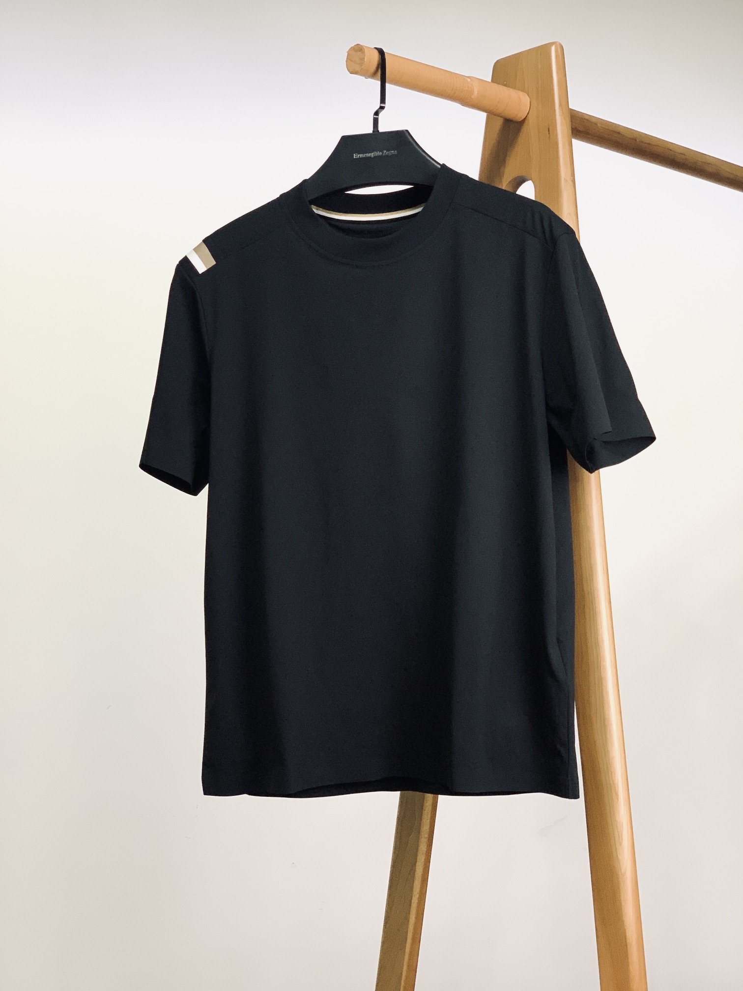 
Ermenegildo Zegna杰尼亚 2025SS春夏新品 
ZZ时装线，肩部撞色织带衣袖短T。
