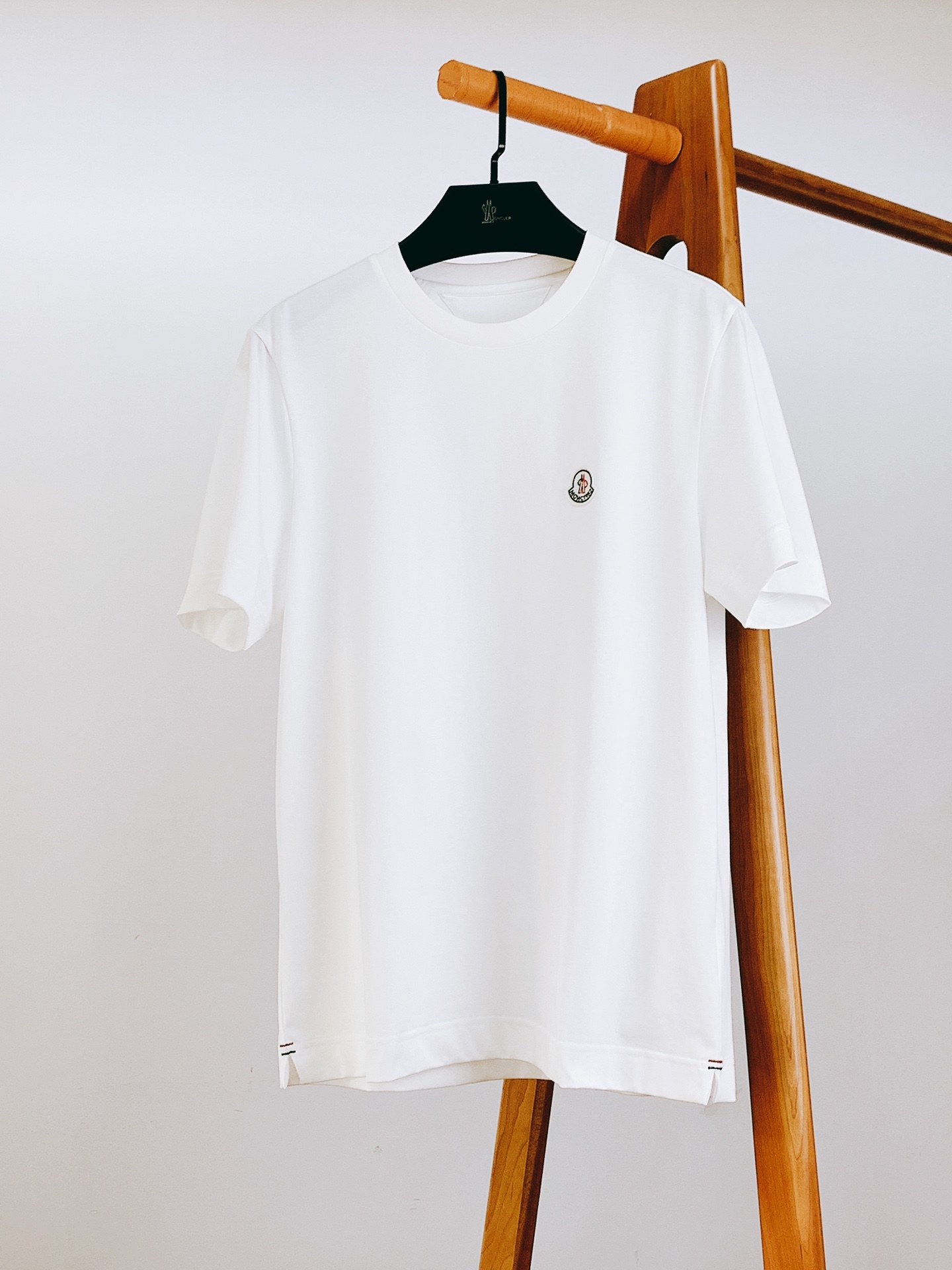 
Moncler 蒙口 基础款刺绣徽章短袖
重磅级尤物单品，官网在售系列。奢侈一线大牌的御用面料厂织造，