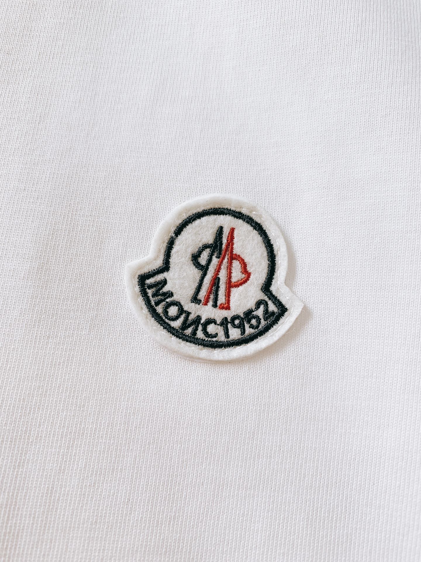 
Moncler 蒙口 基础款刺绣徽章短袖
重磅级尤物单品，官网在售系列。奢侈一线大牌的御用面料厂织造，