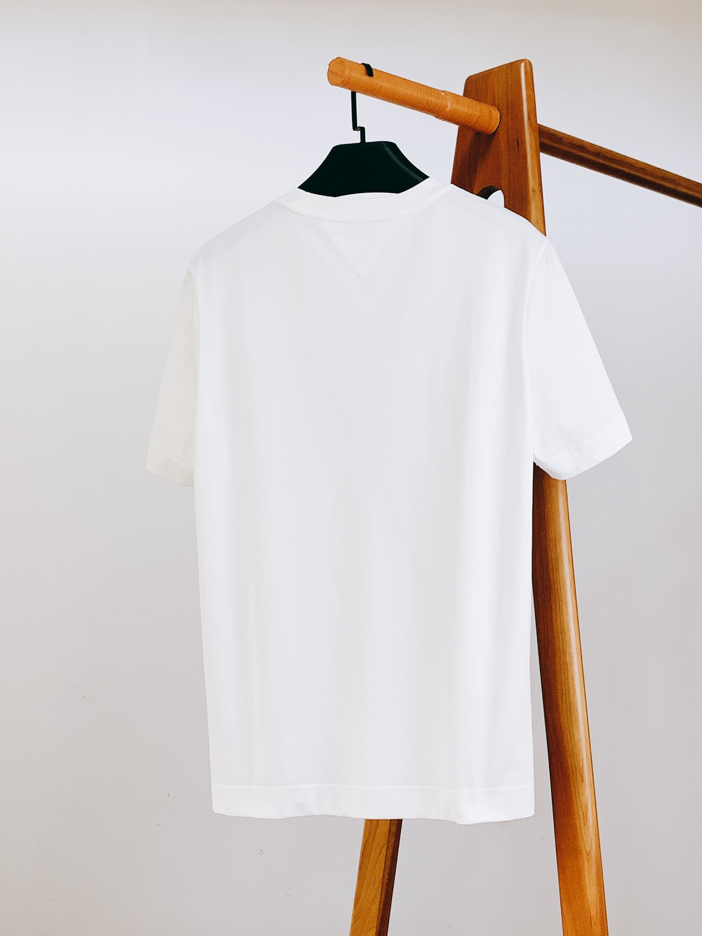 
Moncler 蒙口 基础款刺绣徽章短袖
重磅级尤物单品，官网在售系列。奢侈一线大牌的御用面料厂织造，