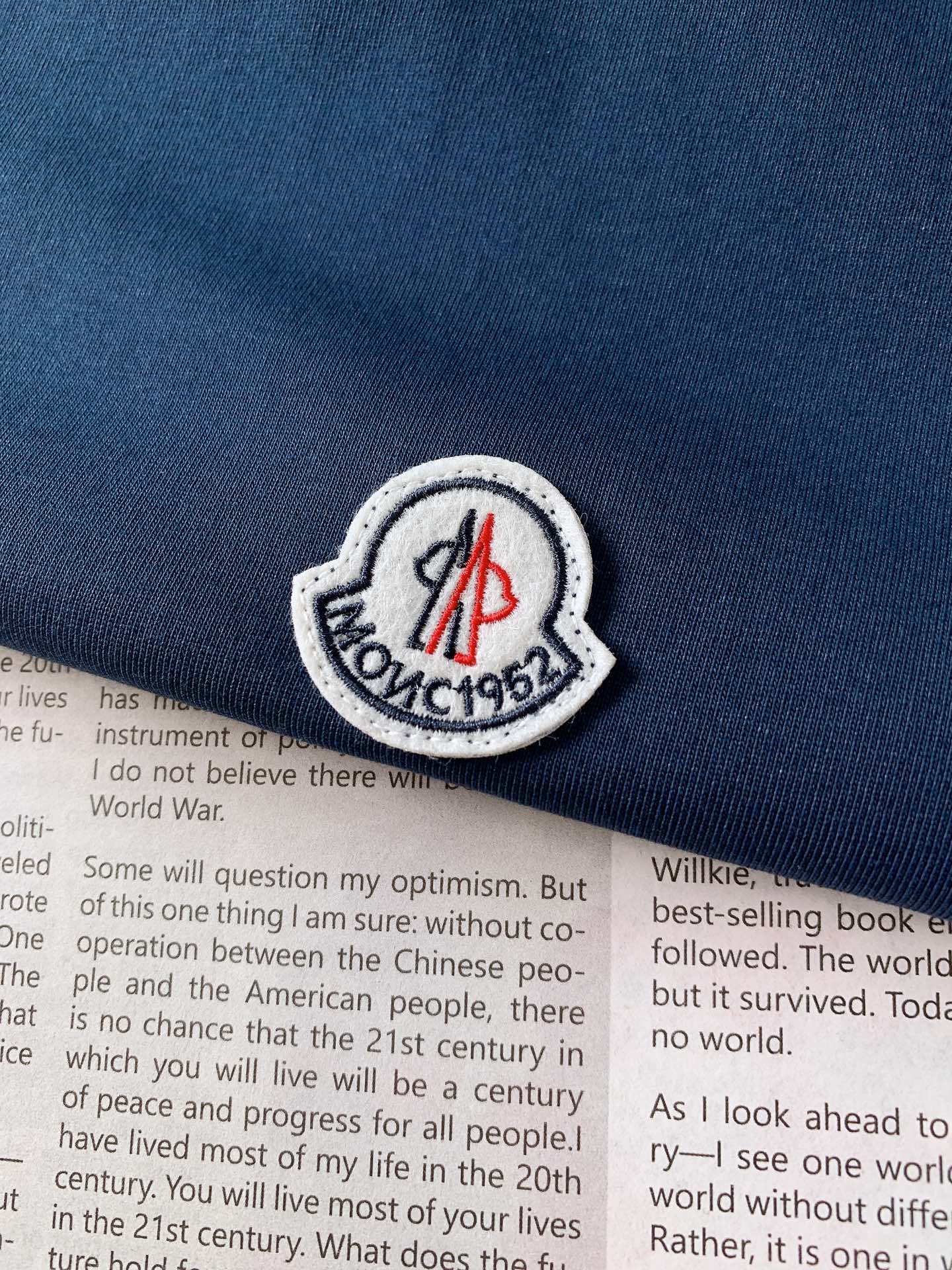 
Moncler 蒙口 基础款刺绣徽章短袖
重磅级尤物单品，官网在售系列。奢侈一线大牌的御用面料厂织造，