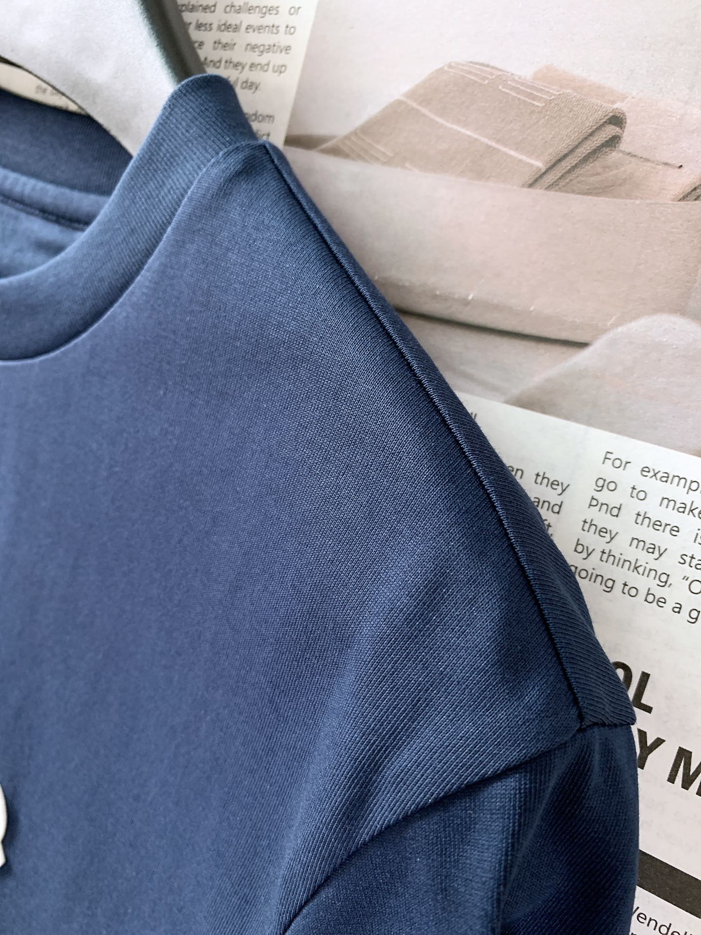 
Moncler 蒙口 基础款刺绣徽章短袖
重磅级尤物单品，官网在售系列。奢侈一线大牌的御用面料厂织造，