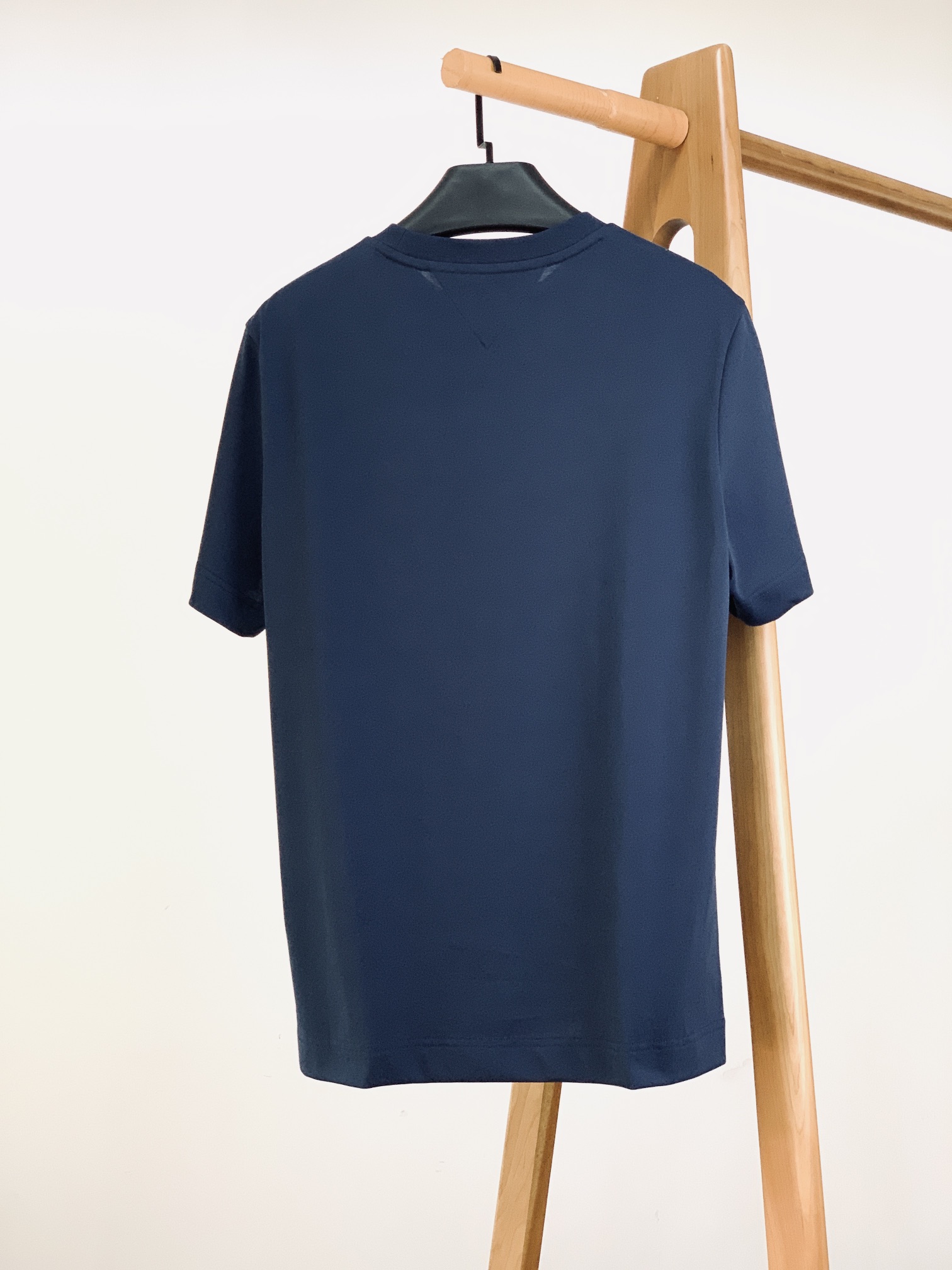 
Moncler 蒙口 基础款刺绣徽章短袖
重磅级尤物单品，官网在售系列。奢侈一线大牌的御用面料厂织造，