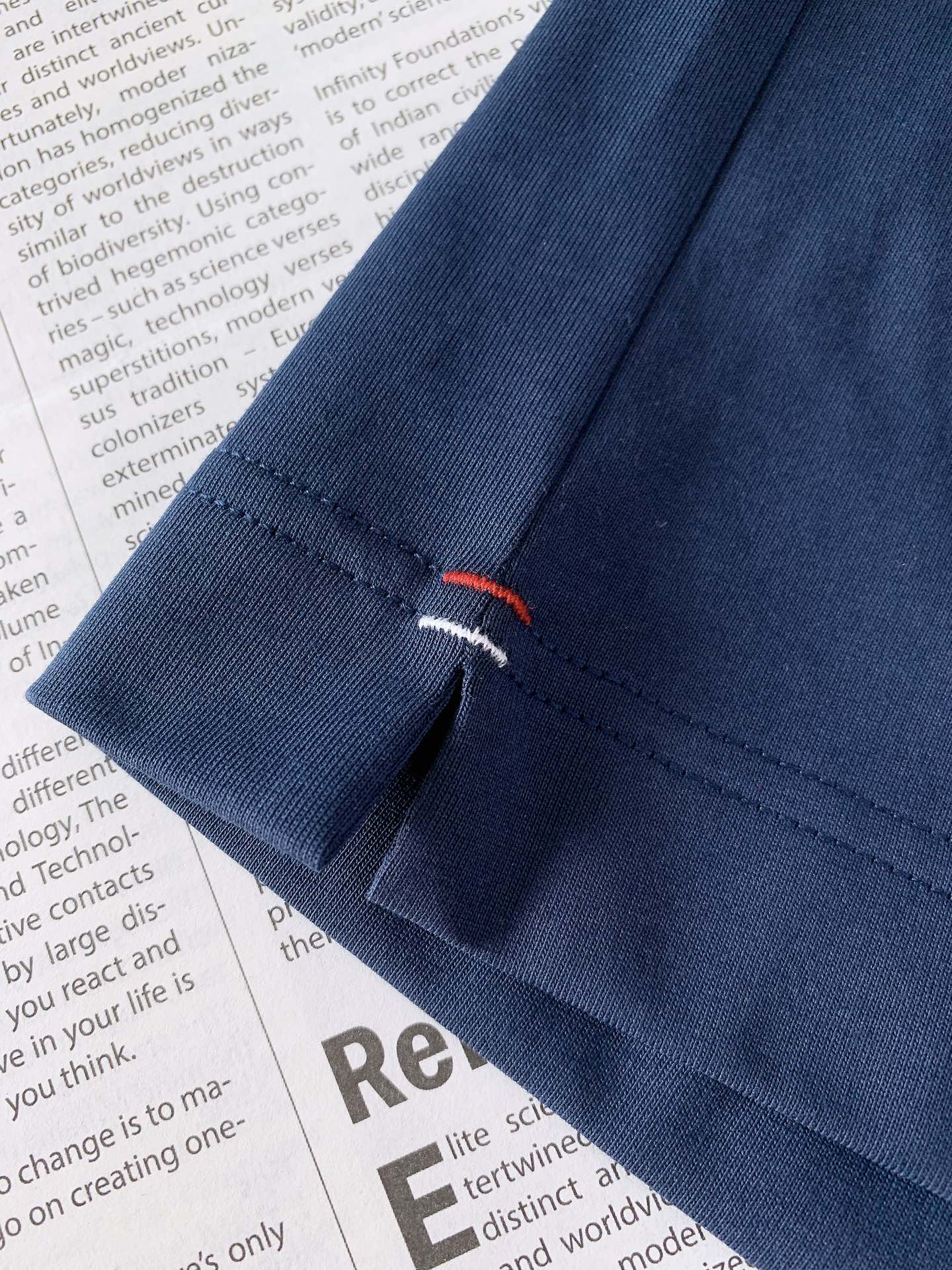 
Moncler 蒙口 基础款刺绣徽章短袖
重磅级尤物单品，官网在售系列。奢侈一线大牌的御用面料厂织造，