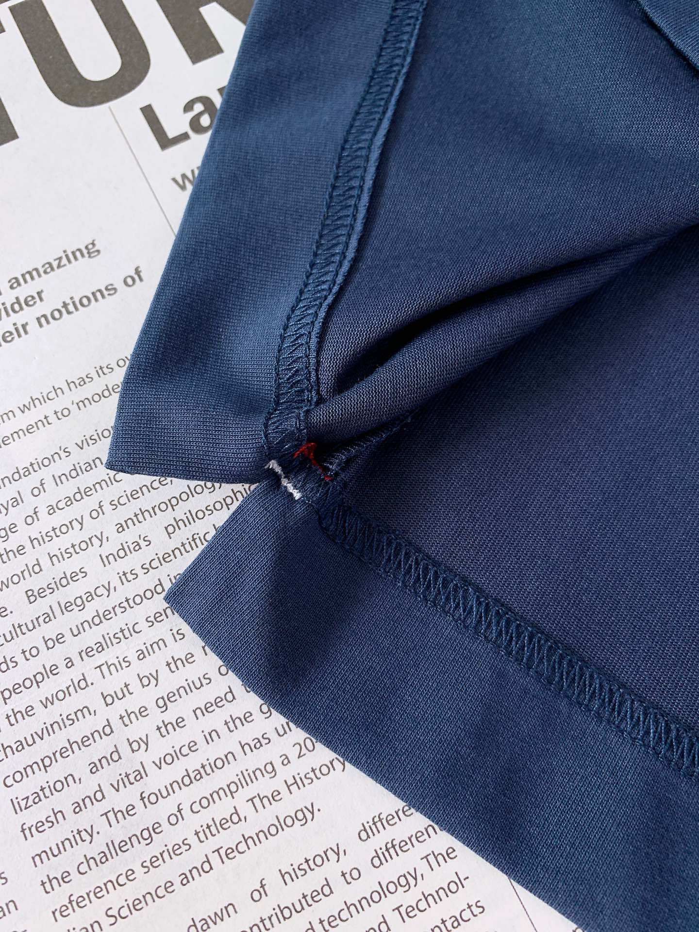 
Moncler 蒙口 基础款刺绣徽章短袖
重磅级尤物单品，官网在售系列。奢侈一线大牌的御用面料厂织造，