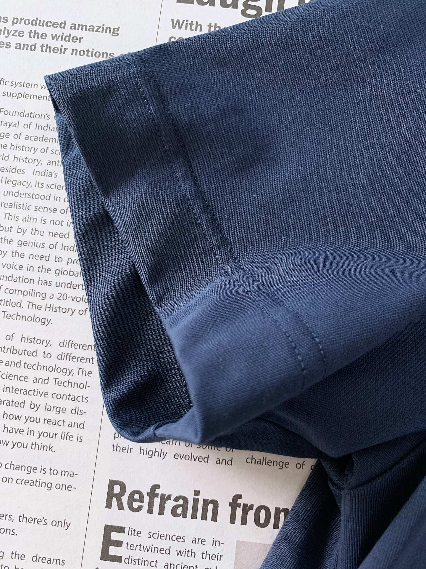 
Moncler 蒙口 基础款刺绣徽章短袖
重磅级尤物单品，官网在售系列。奢侈一线大牌的御用面料厂织造，