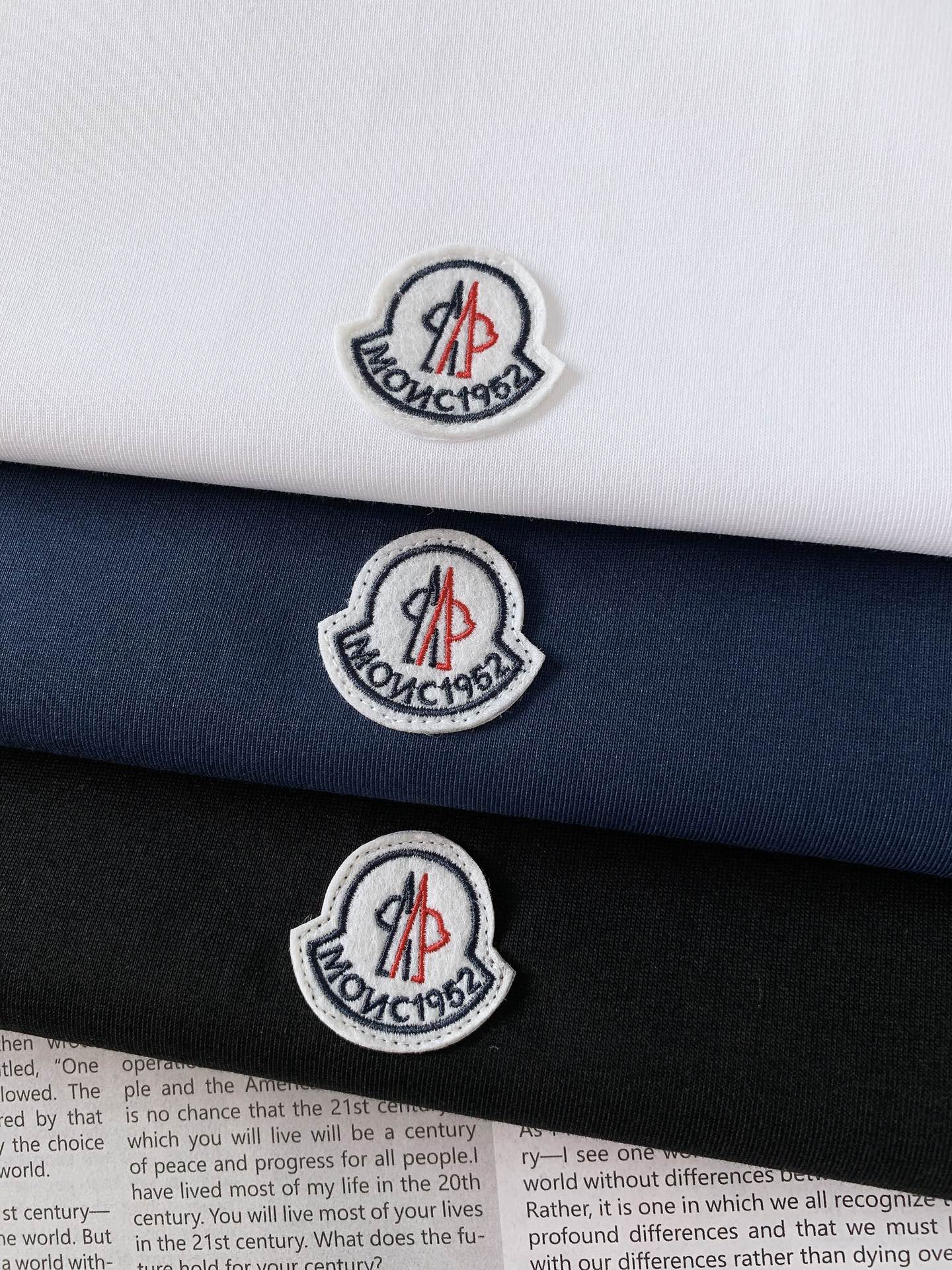 
Moncler 蒙口 基础款刺绣徽章短袖
重磅级尤物单品，官网在售系列。奢侈一线大牌的御用面料厂织造，