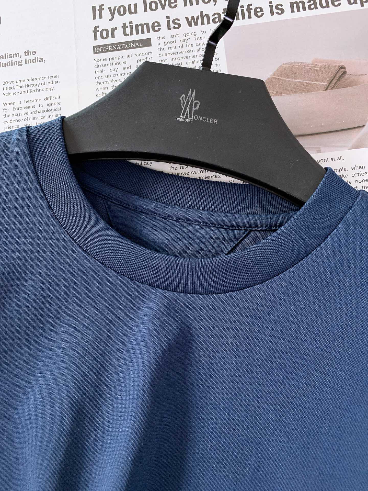 
Moncler 蒙口 基础款刺绣徽章短袖
重磅级尤物单品，官网在售系列。奢侈一线大牌的御用面料厂织造，