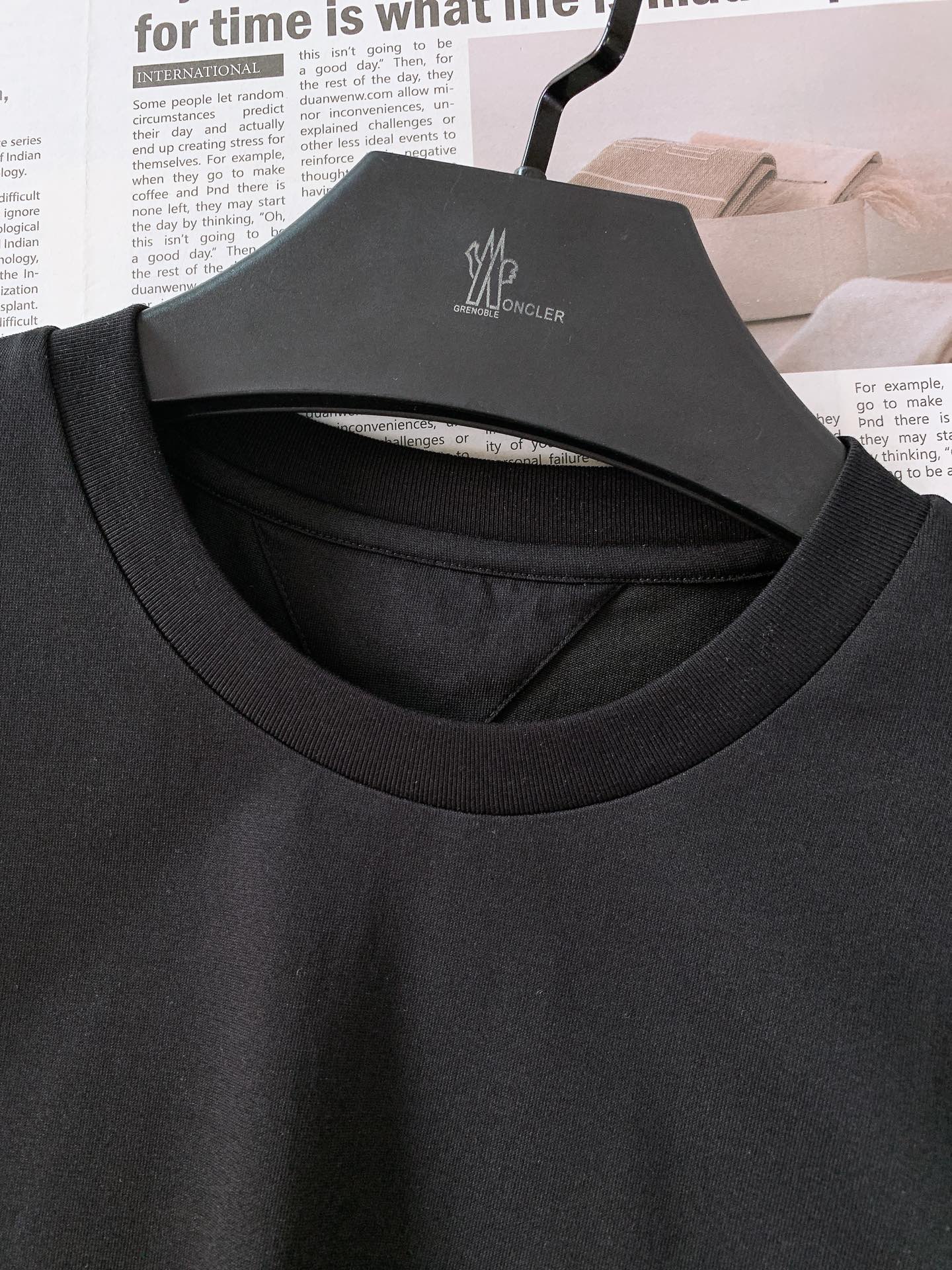 
Moncler 蒙口 基础款刺绣徽章短袖
重磅级尤物单品，官网在售系列。奢侈一线大牌的御用面料厂织造，
