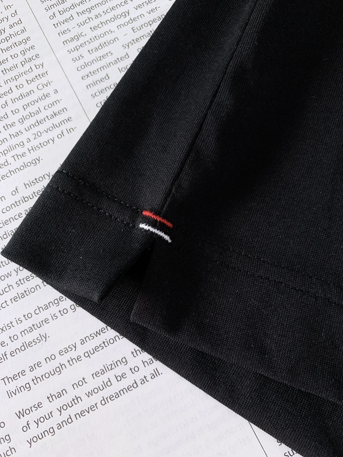 
Moncler 蒙口 基础款刺绣徽章短袖
重磅级尤物单品，官网在售系列。奢侈一线大牌的御用面料厂织造，