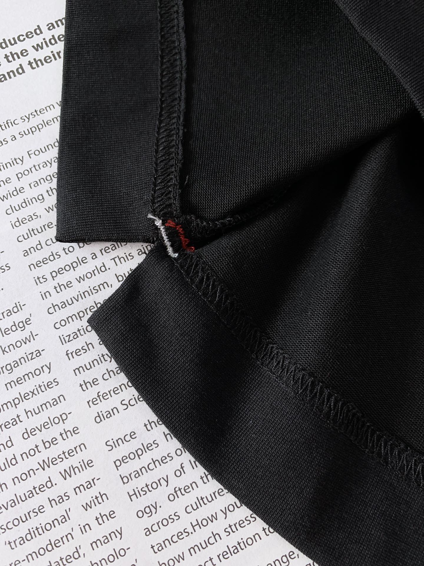 
Moncler 蒙口 基础款刺绣徽章短袖
重磅级尤物单品，官网在售系列。奢侈一线大牌的御用面料厂织造，