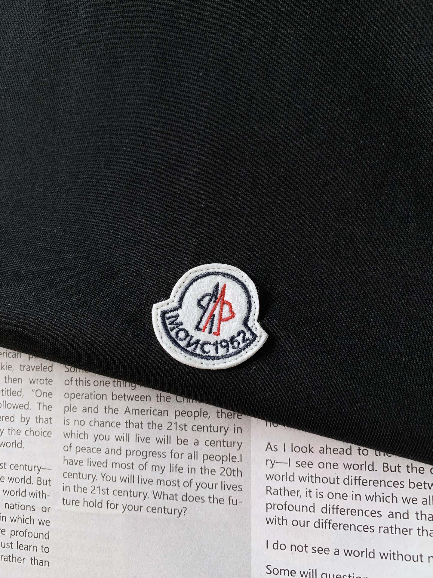 
Moncler 蒙口 基础款刺绣徽章短袖
重磅级尤物单品，官网在售系列。奢侈一线大牌的御用面料厂织造，