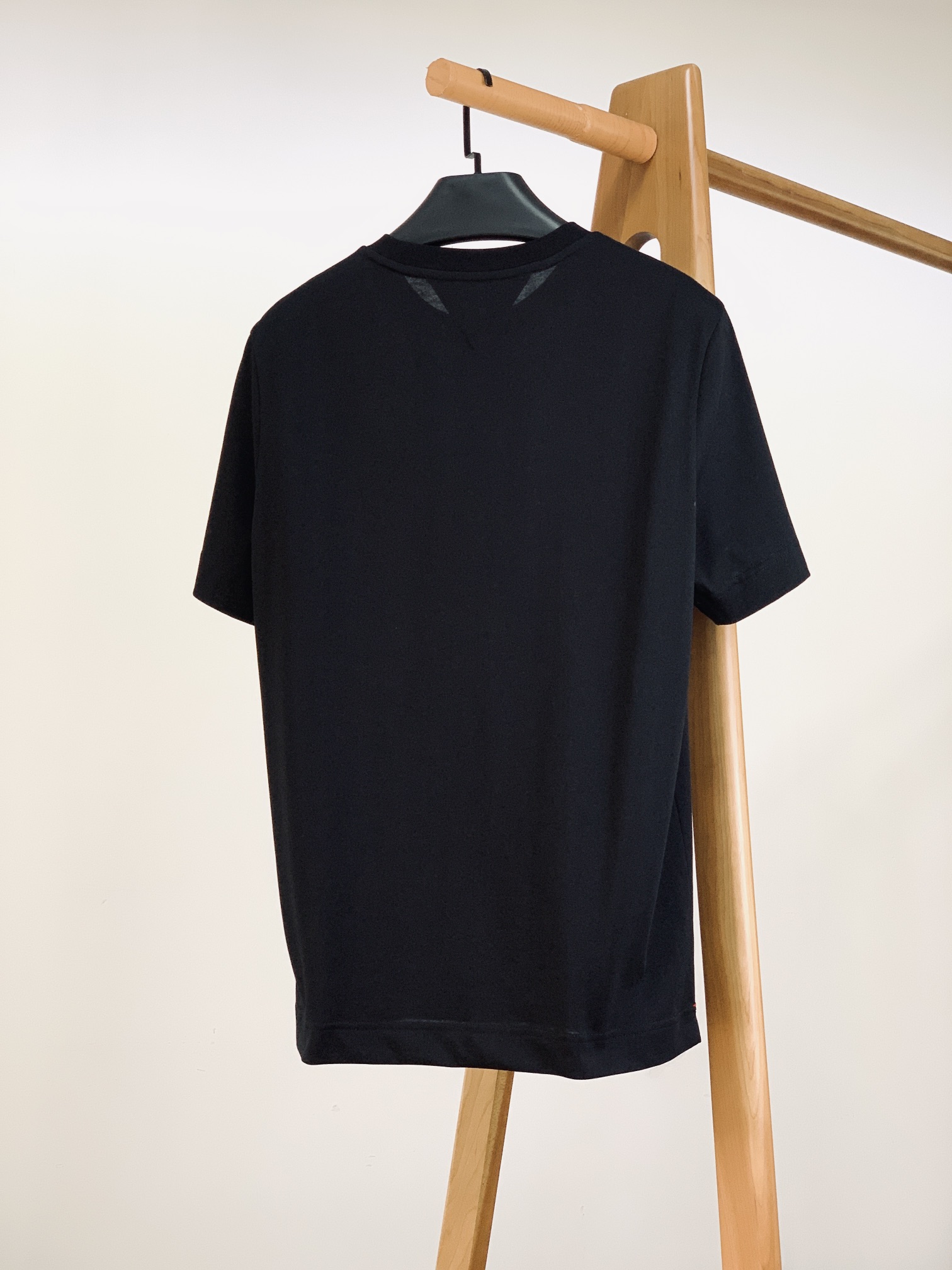 
Moncler 蒙口 基础款刺绣徽章短袖
重磅级尤物单品，官网在售系列。奢侈一线大牌的御用面料厂织造，