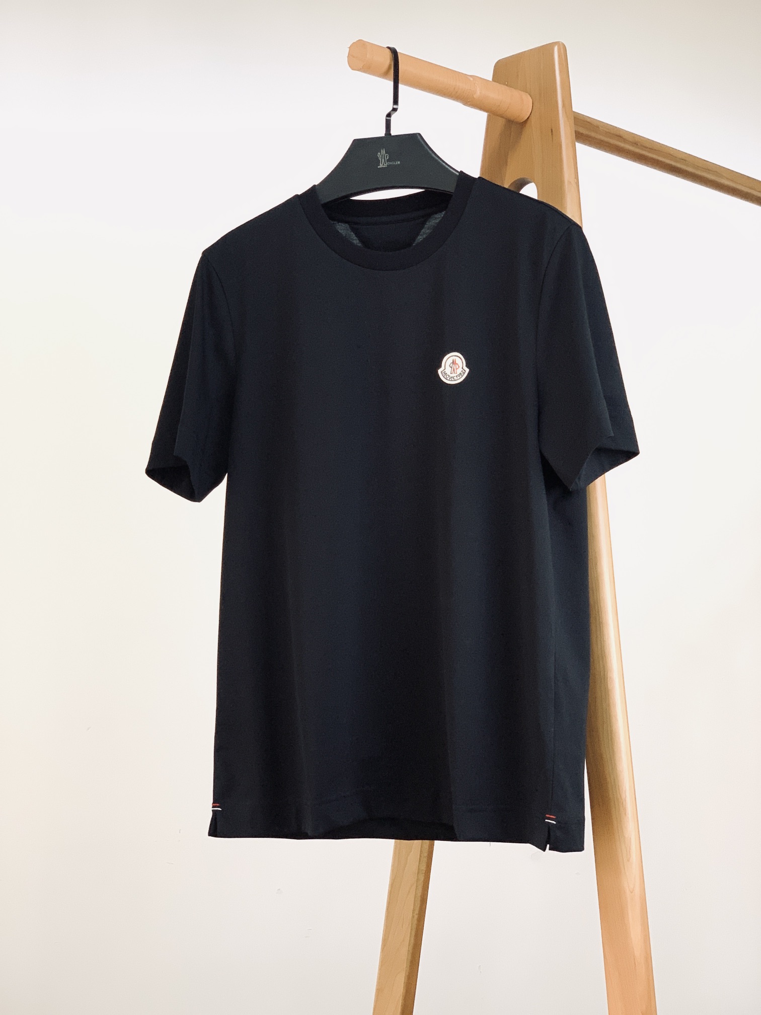 
Moncler 蒙口 基础款刺绣徽章短袖
重磅级尤物单品，官网在售系列。奢侈一线大牌的御用面料厂织造，