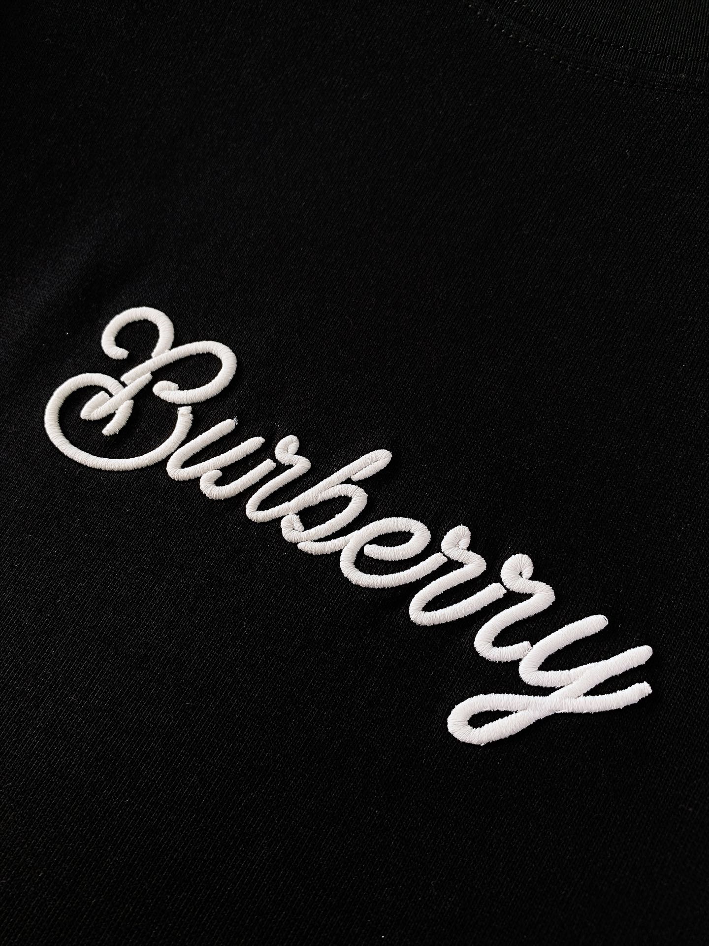 
Burberry 巴宝莉 2025SS春夏新品
时尚界的宠儿！尽显奢华品质。甄选优质面料打造，奢华与时