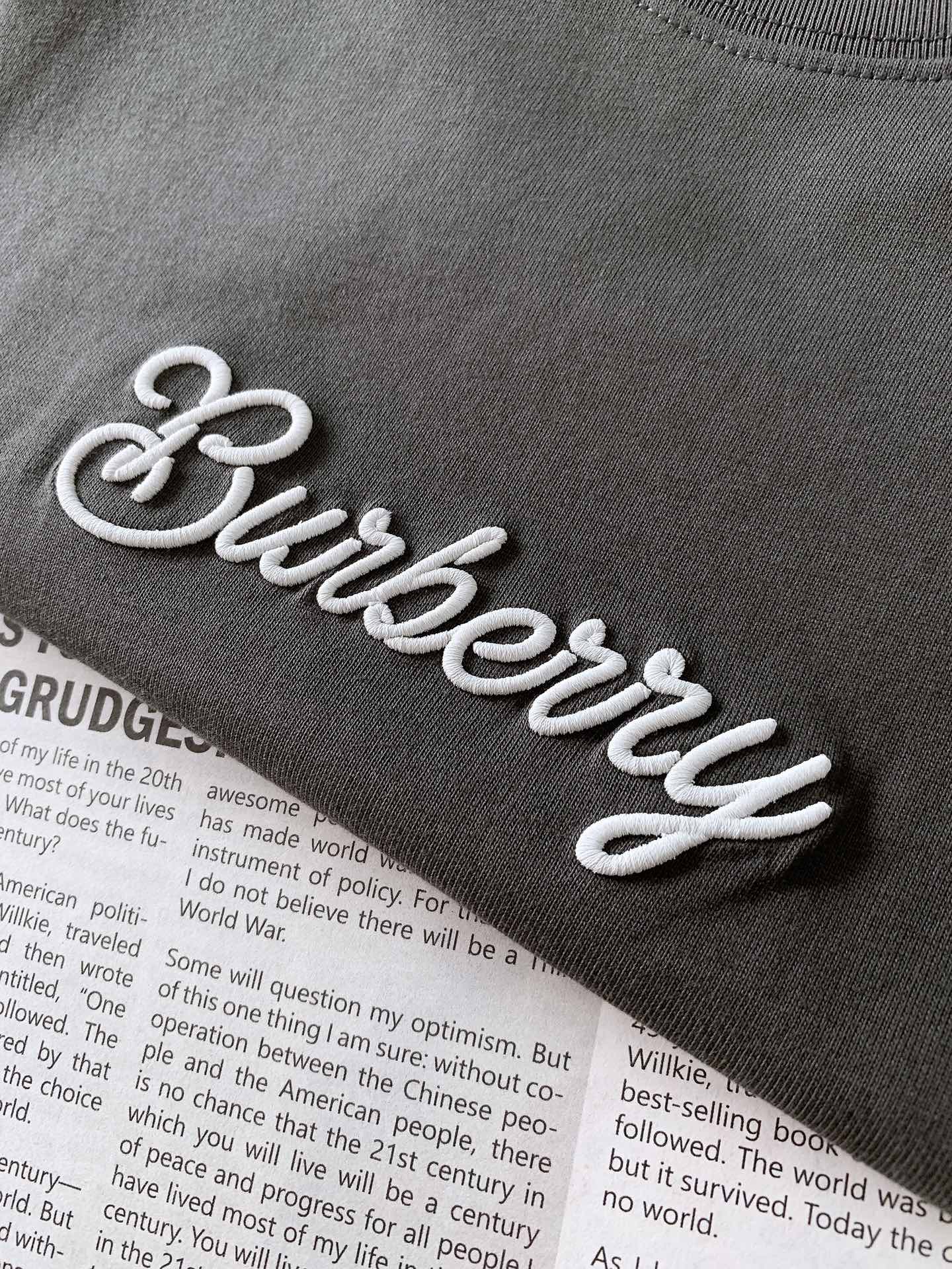 
Burberry 巴宝莉 2025SS春夏新品
时尚界的宠儿！尽显奢华品质。甄选优质面料打造，奢华与时