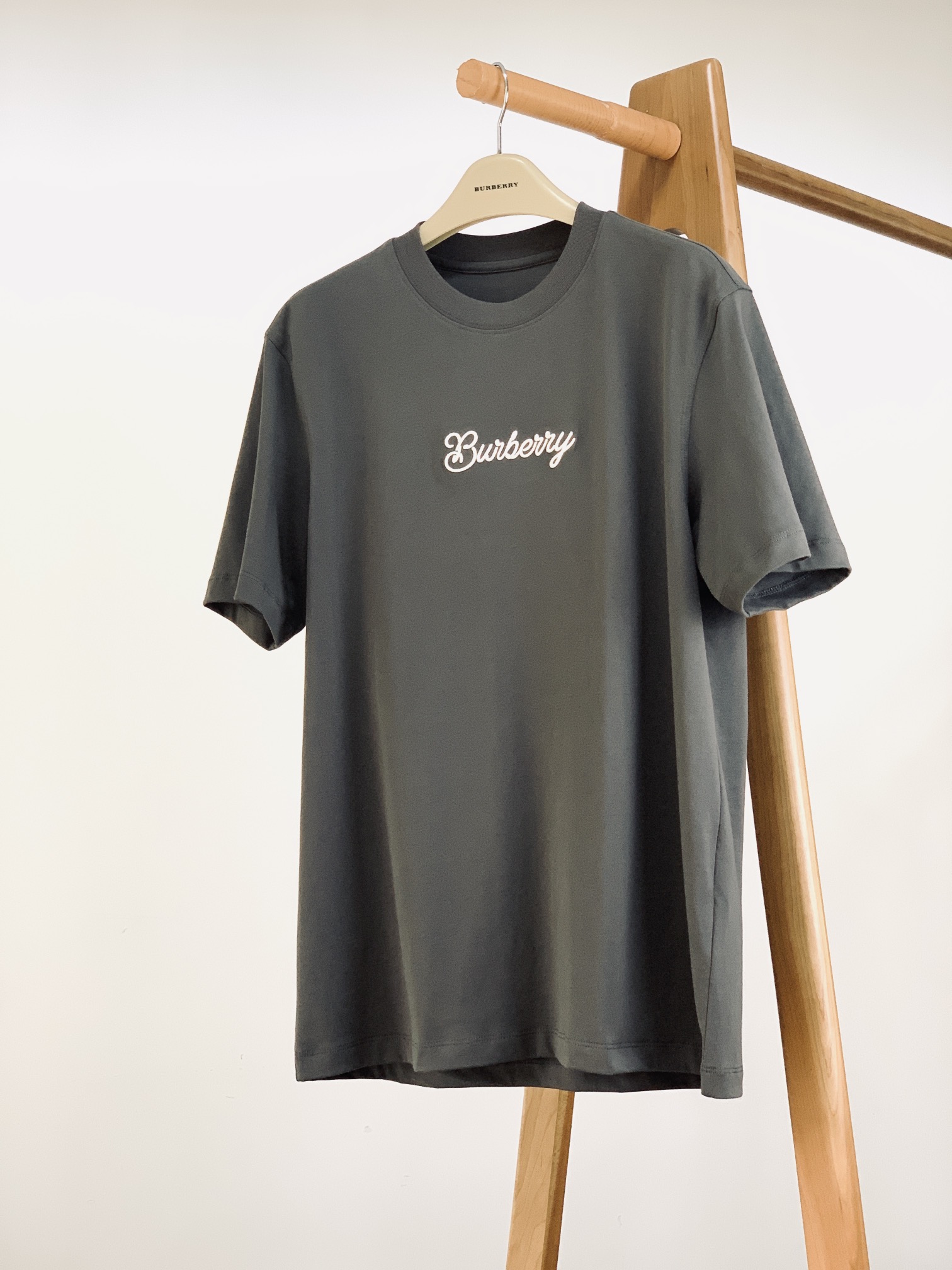 
Burberry 巴宝莉 2025SS春夏新品
时尚界的宠儿！尽显奢华品质。甄选优质面料打造，奢华与时