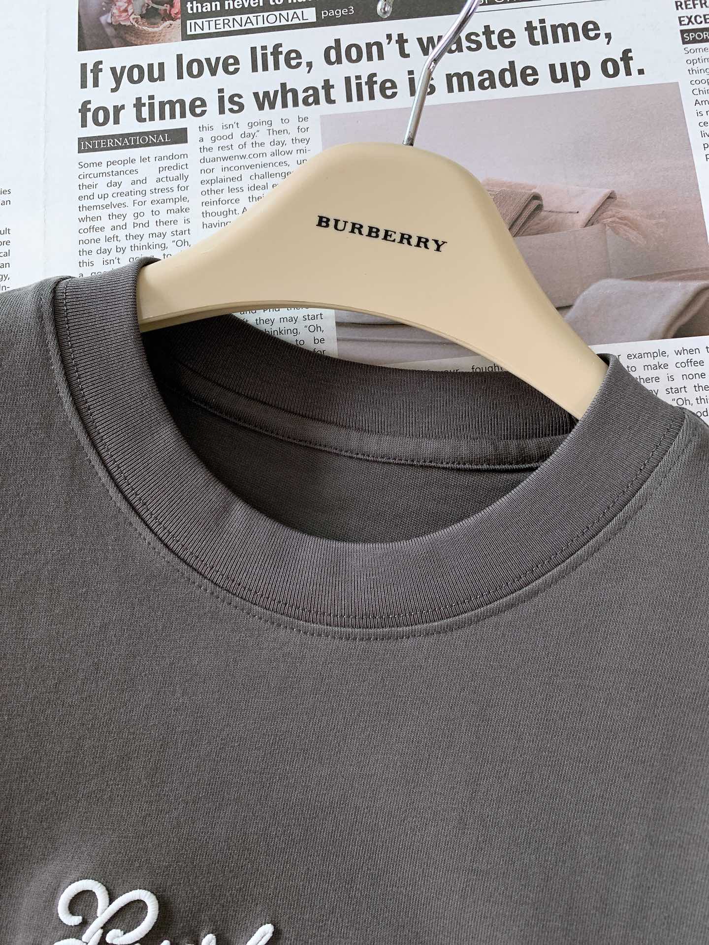 
Burberry 巴宝莉 2025SS春夏新品
时尚界的宠儿！尽显奢华品质。甄选优质面料打造，奢华与时