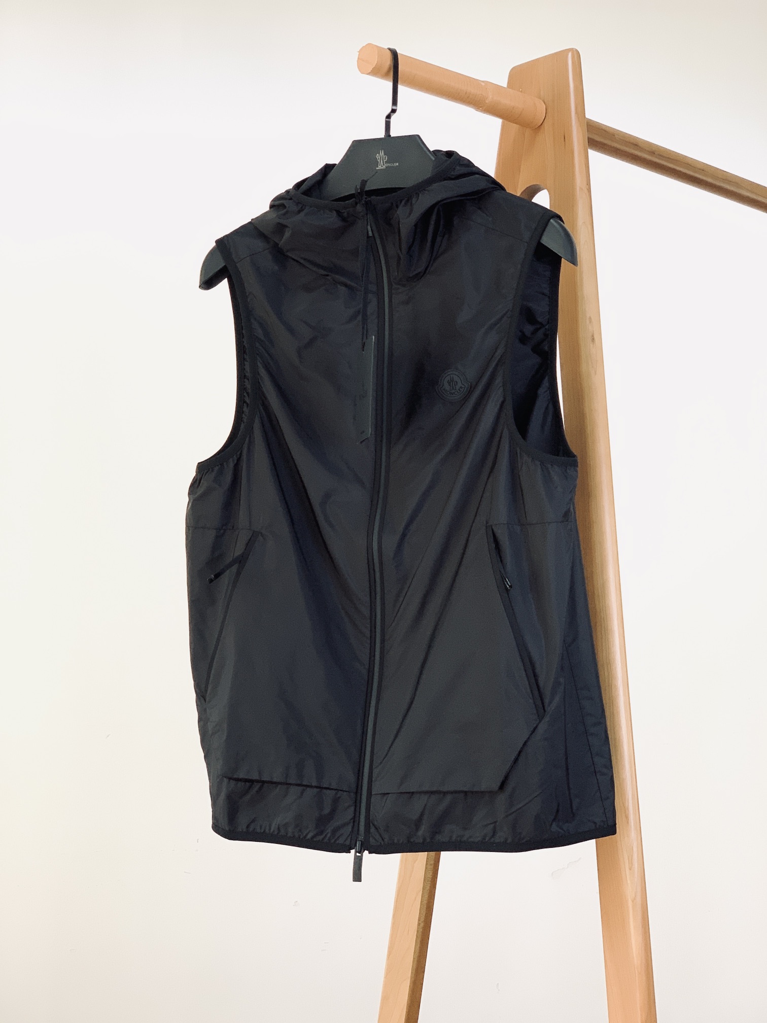 
Moncler 蒙口 休息印花连帽马甲，渠道精品，宽松体常规设计裁剪,兼具个性时尚范儿,与生俱来的不平