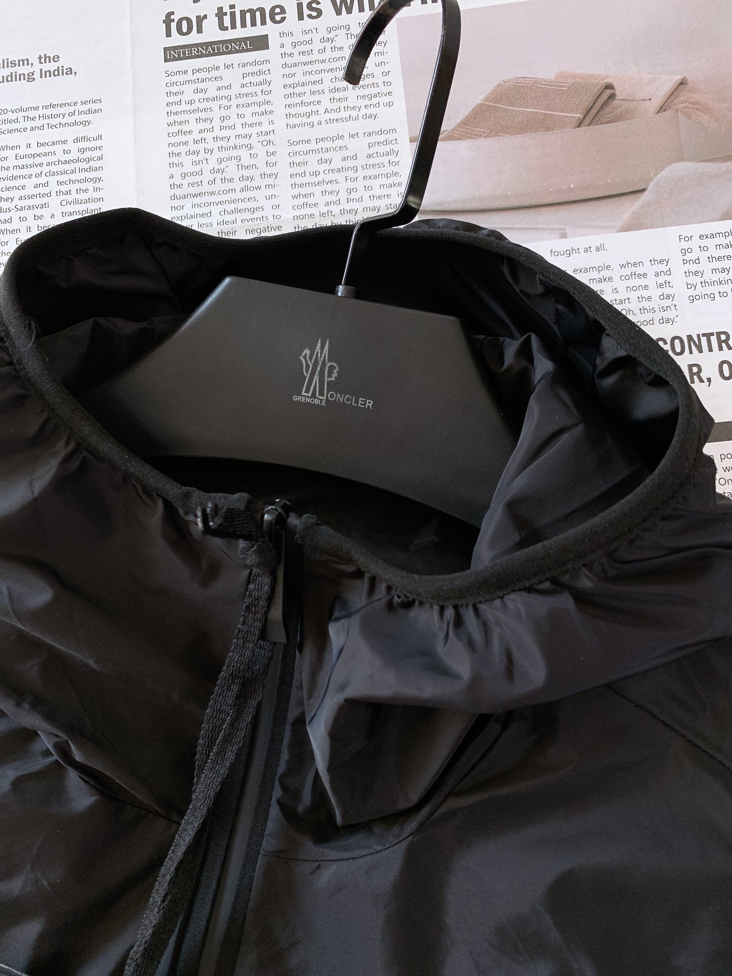
Moncler 蒙口 休息印花连帽马甲，渠道精品，宽松体常规设计裁剪,兼具个性时尚范儿,与生俱来的不平