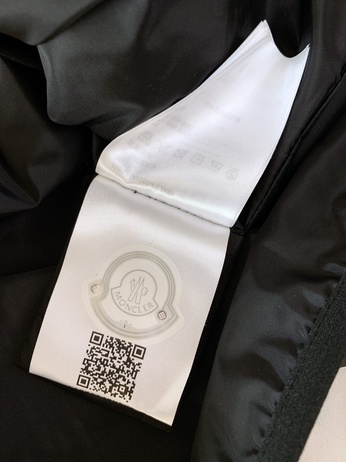 
Moncler 蒙口 休息印花连帽马甲，渠道精品，宽松体常规设计裁剪,兼具个性时尚范儿,与生俱来的不平