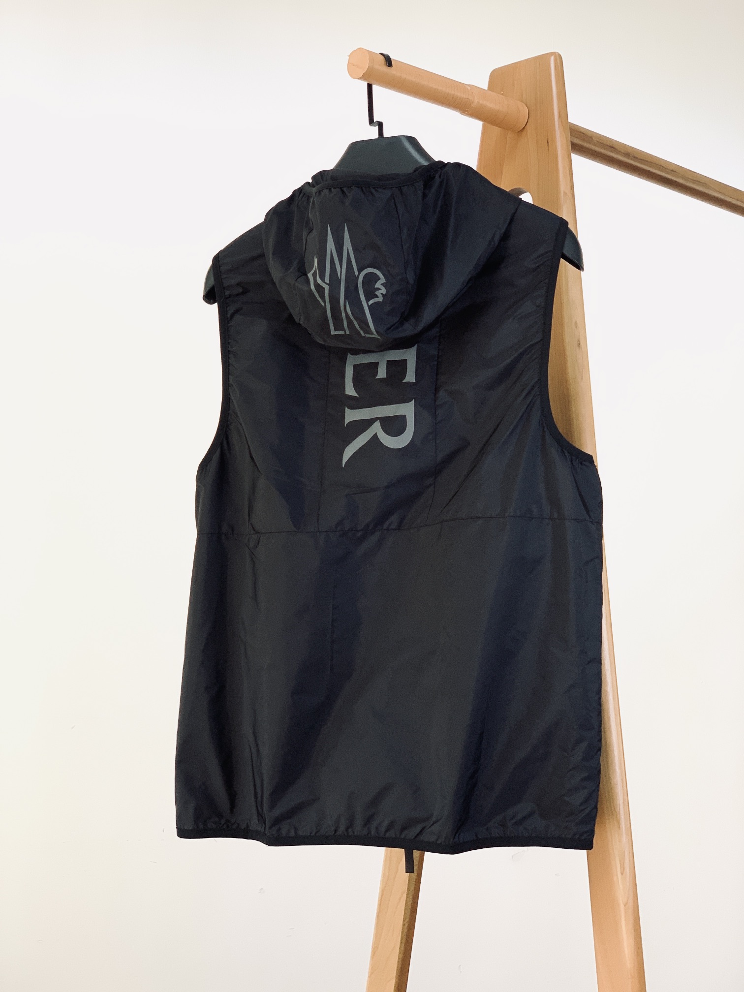 
Moncler 蒙口 休息印花连帽马甲，渠道精品，宽松体常规设计裁剪,兼具个性时尚范儿,与生俱来的不平