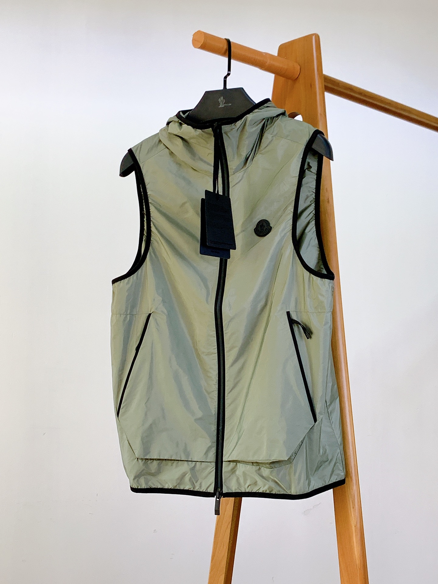 
Moncler 蒙口 休息印花连帽马甲，渠道精品，宽松体常规设计裁剪,兼具个性时尚范儿,与生俱来的不平