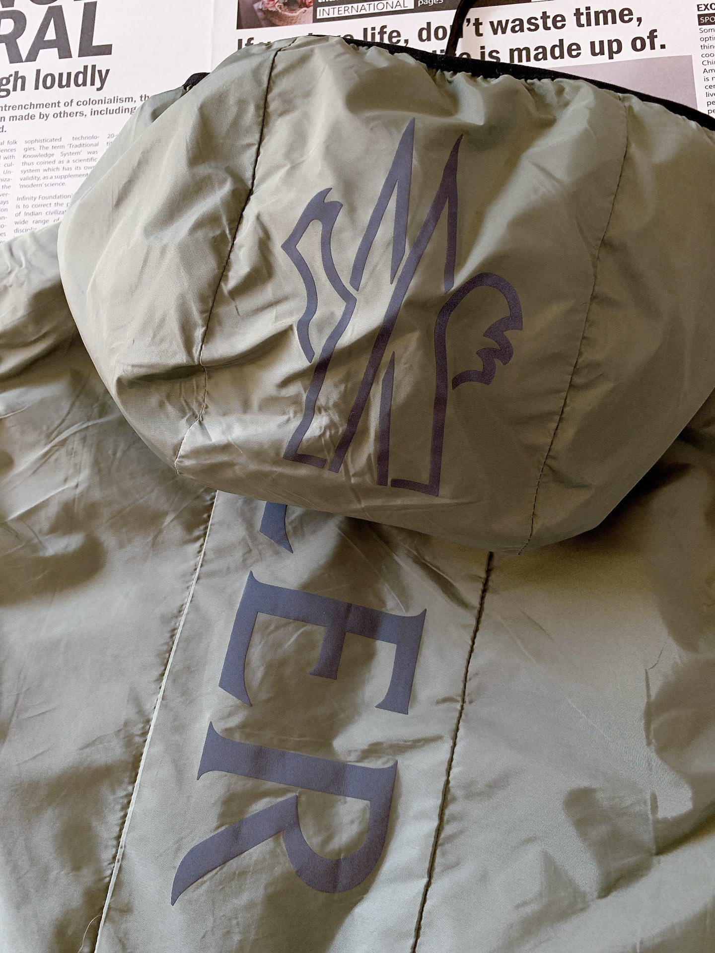 
Moncler 蒙口 休息印花连帽马甲，渠道精品，宽松体常规设计裁剪,兼具个性时尚范儿,与生俱来的不平