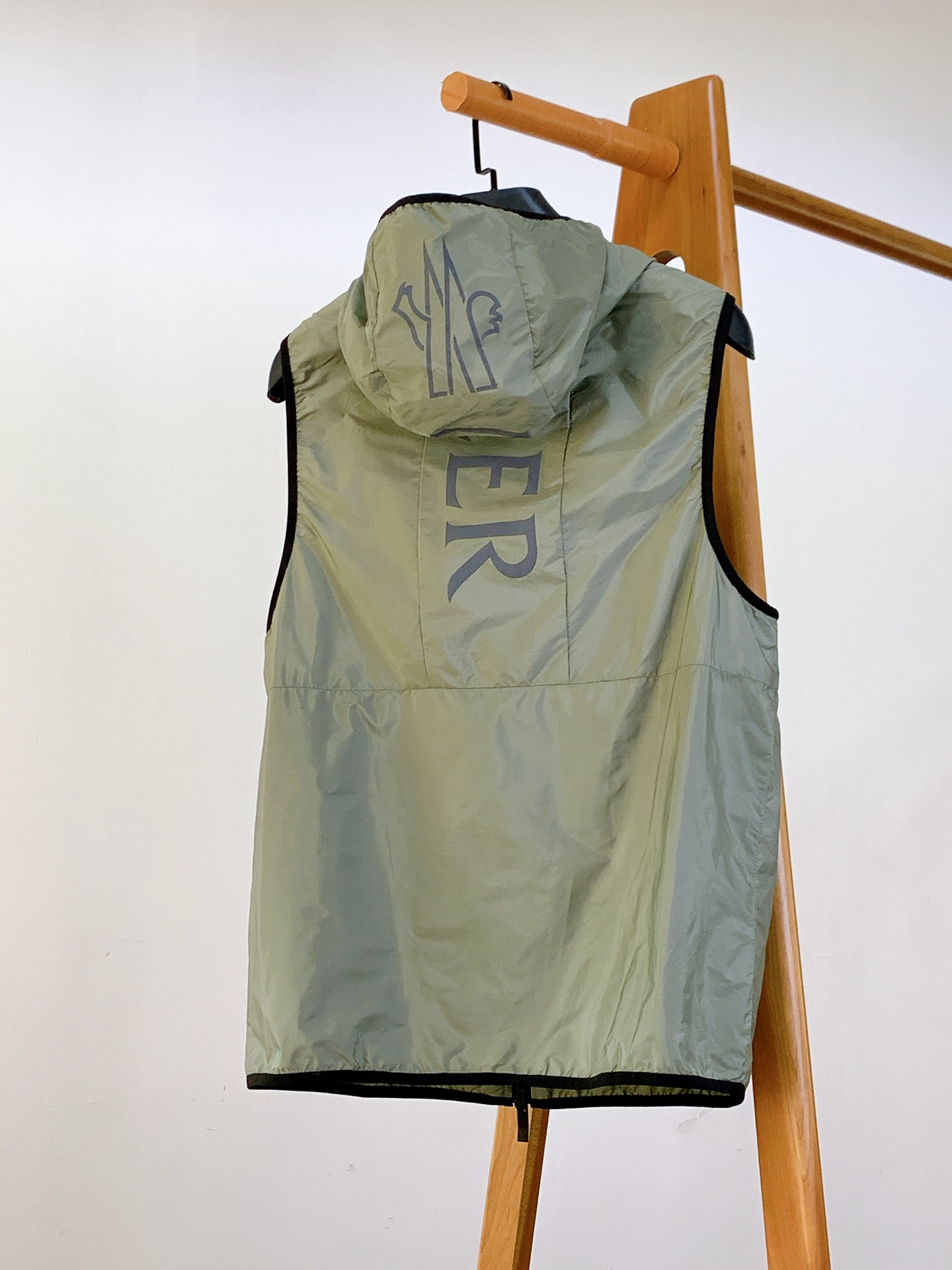 
Moncler 蒙口 休息印花连帽马甲，渠道精品，宽松体常规设计裁剪,兼具个性时尚范儿,与生俱来的不平