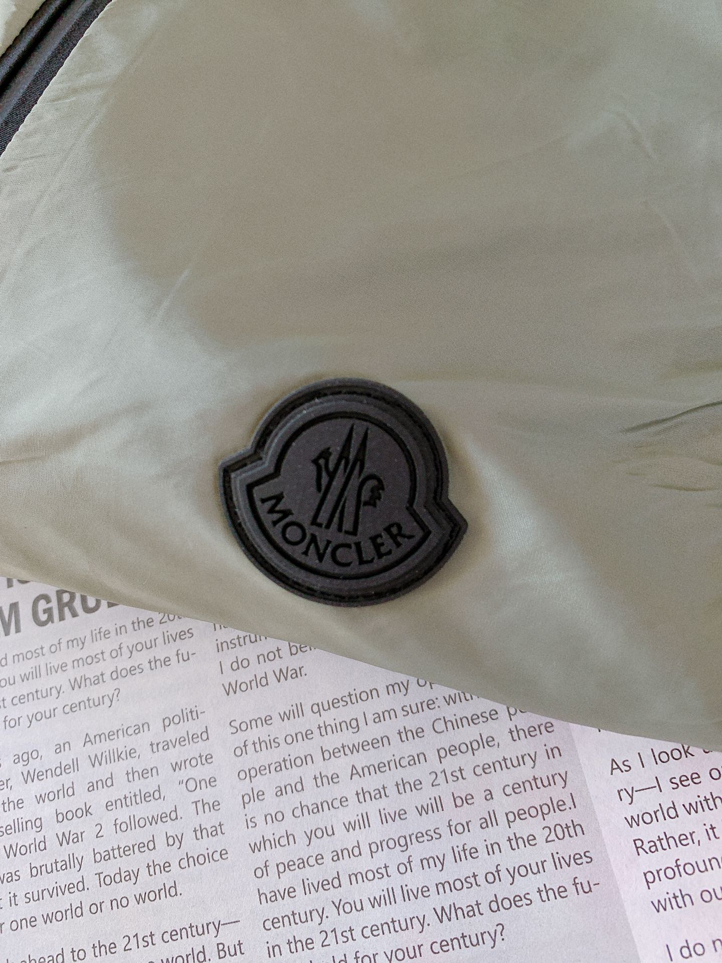
Moncler 蒙口 休息印花连帽马甲，渠道精品，宽松体常规设计裁剪,兼具个性时尚范儿,与生俱来的不平